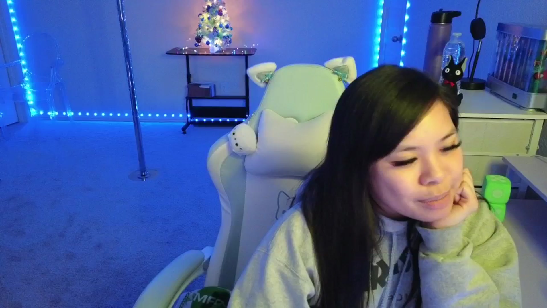 Gallery image thumbnail from dolllface's myfreecams stream on, 12/04/2025, 08:33 image 5 of 20