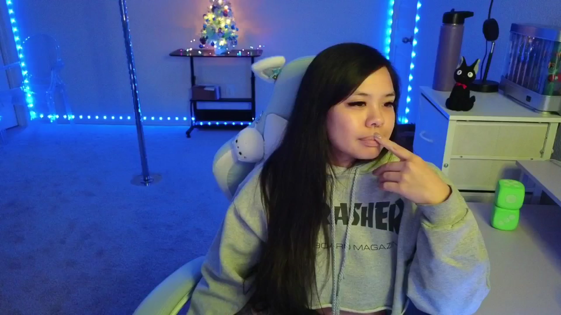 Gallery image thumbnail from dolllface's myfreecams stream on, 12/04/2025, 08:33 image 15 of 20