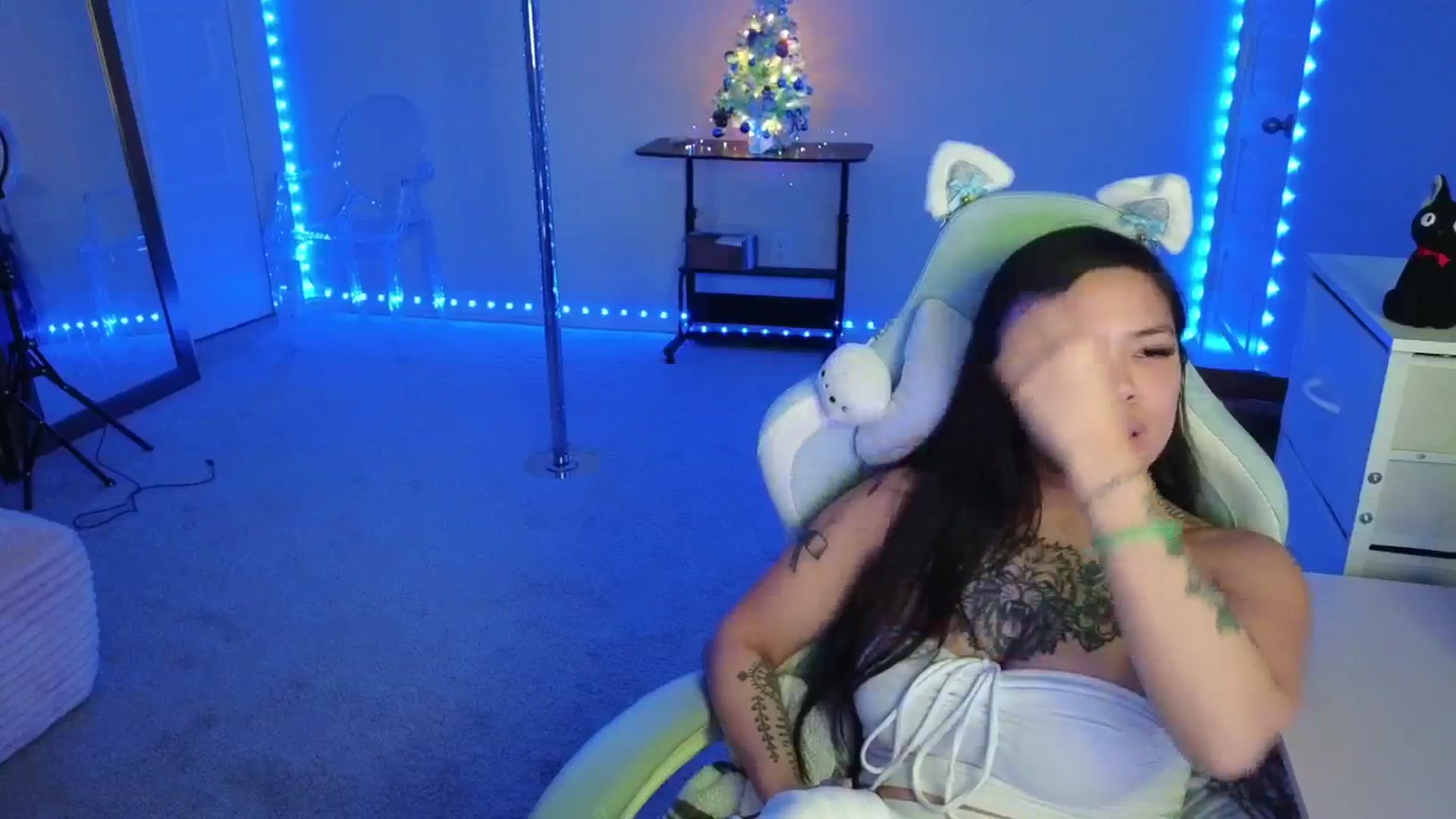 Gallery image thumbnail from dolllface's myfreecams stream on, 12/08/2025, 08:32 image 17 of 20