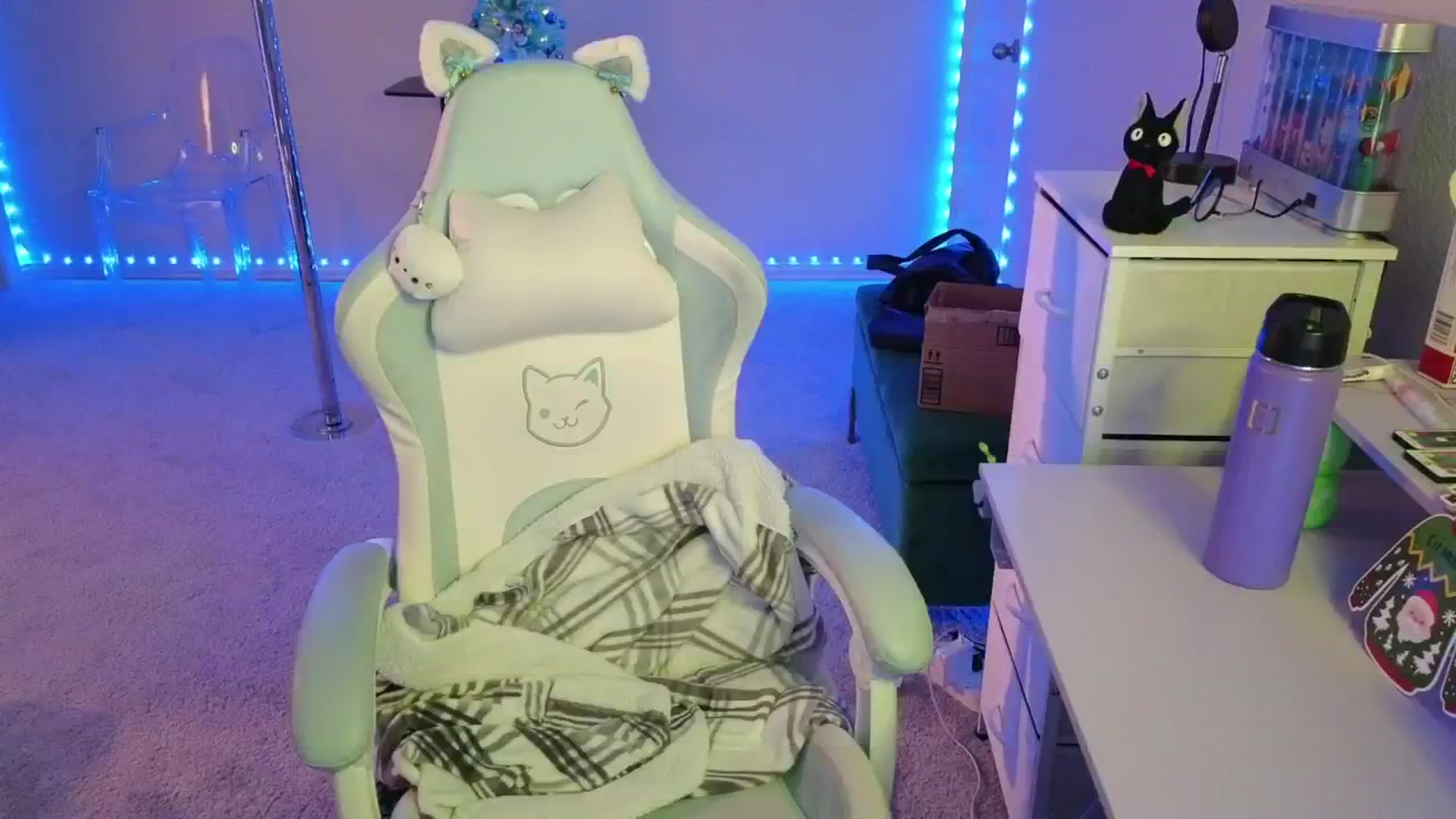 Gallery image thumbnail from dolllface's myfreecams stream on, 12/09/2025, 05:41 image 12 of 20
