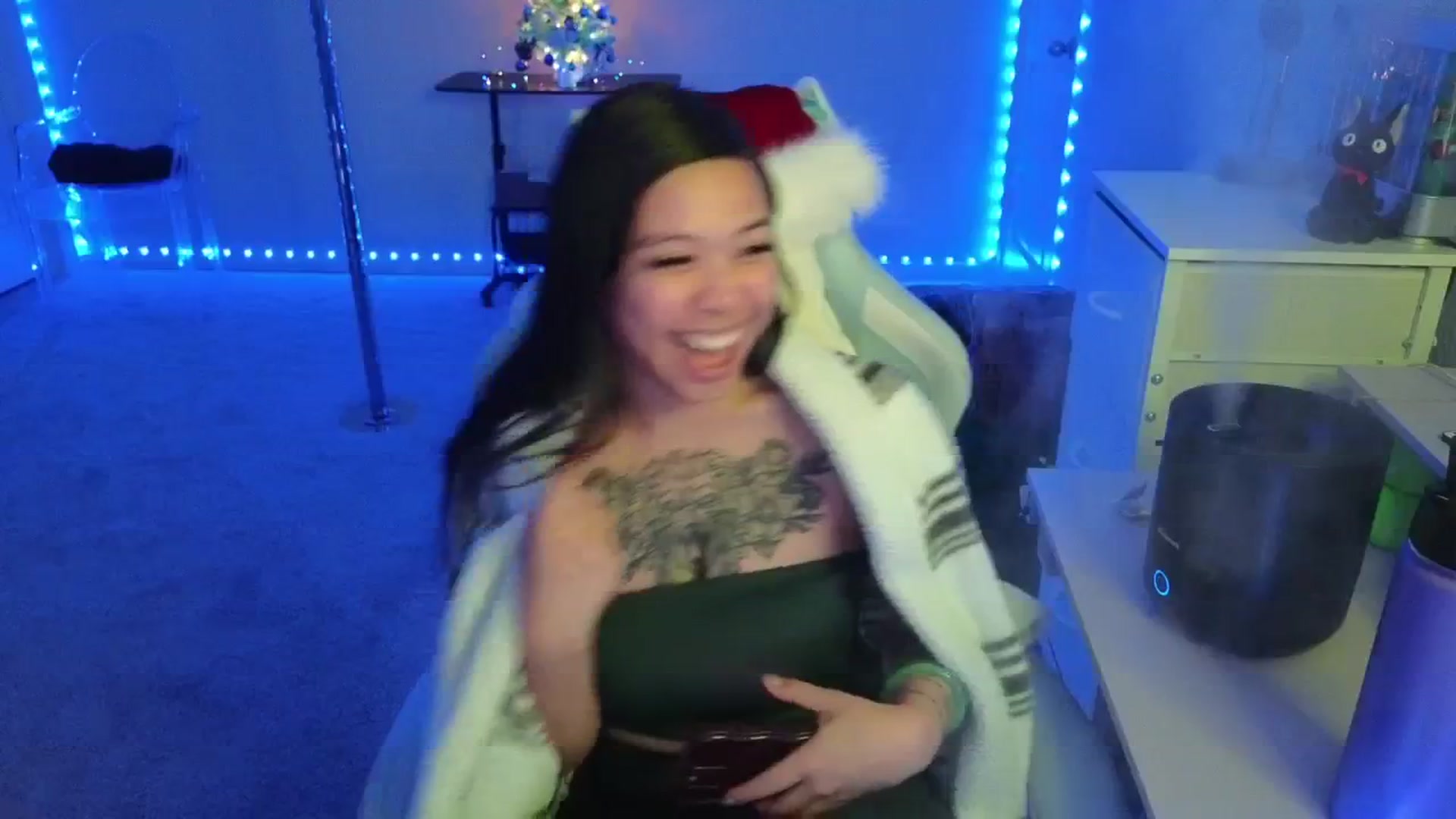 Gallery image thumbnail from dolllface's myfreecams stream on, 12/12/2025, 08:19 image 17 of 20