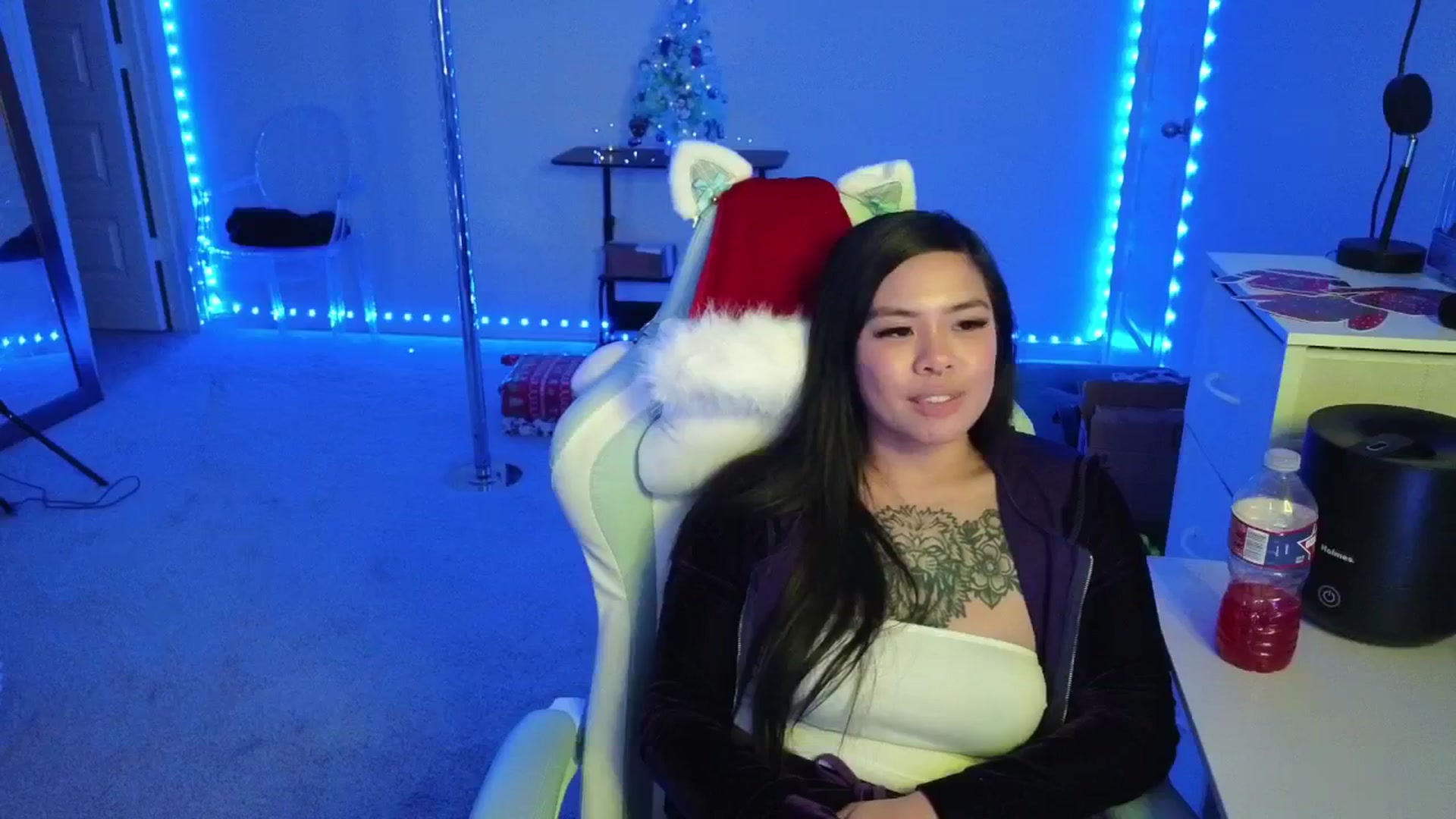 Gallery image thumbnail from dolllface's myfreecams stream on, 12/15/2025, 10:56 image 12 of 20