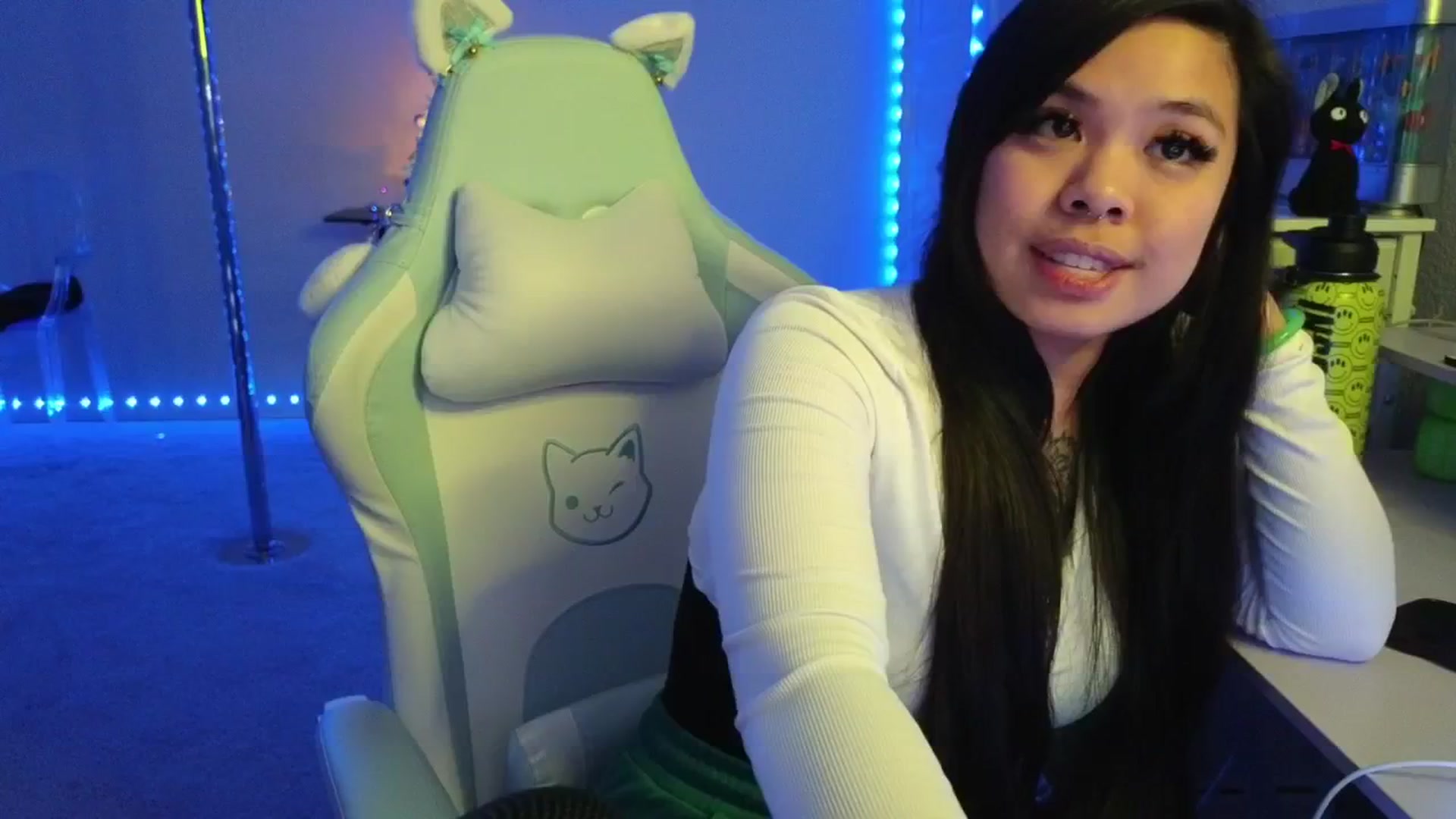 Gallery image thumbnail from dolllface's myfreecams stream on, 12/24/2025, 09:38 image 3 of 20