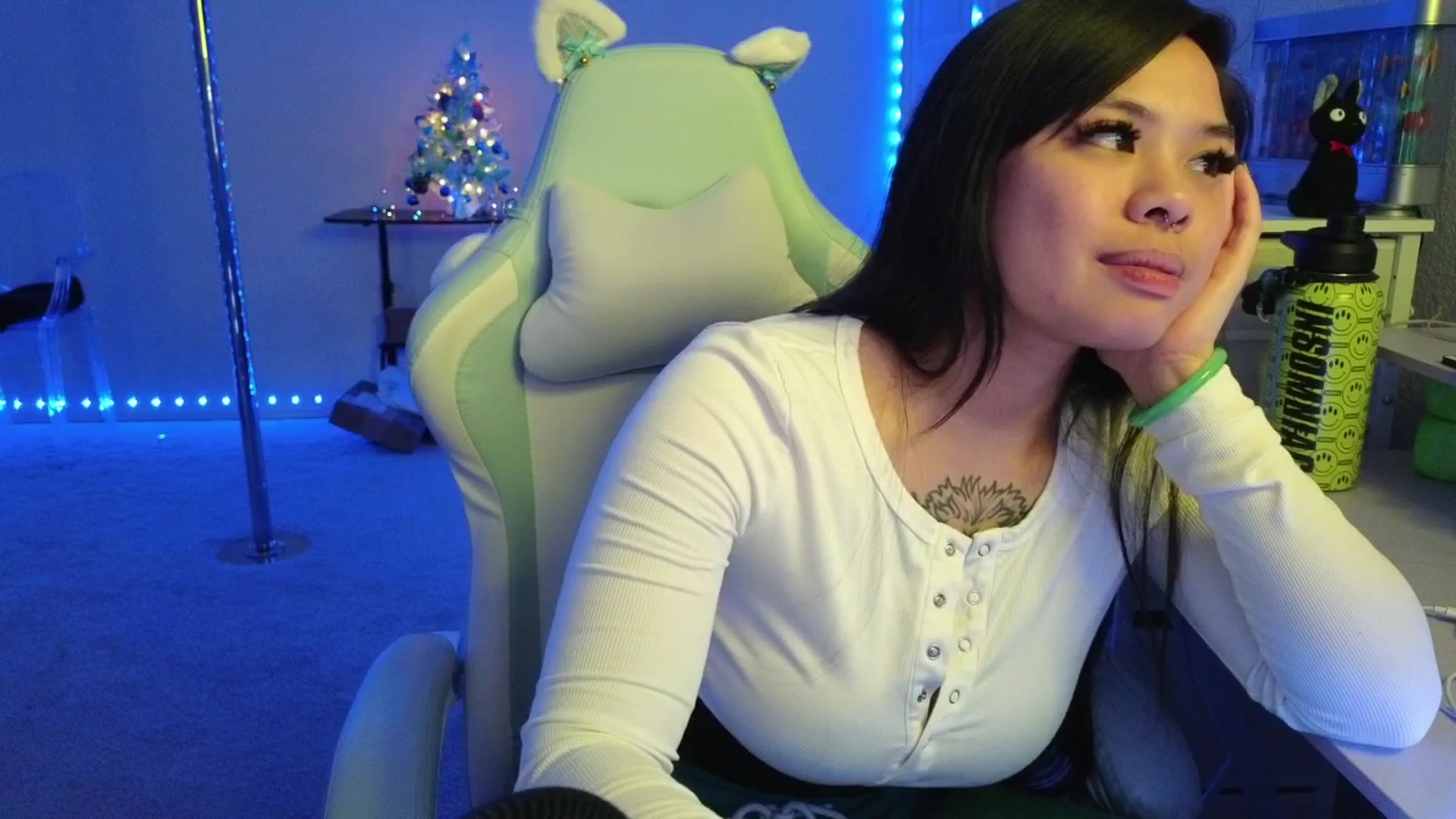 Gallery image thumbnail from dolllface's myfreecams stream on, 12/24/2025, 09:38 image 10 of 20
