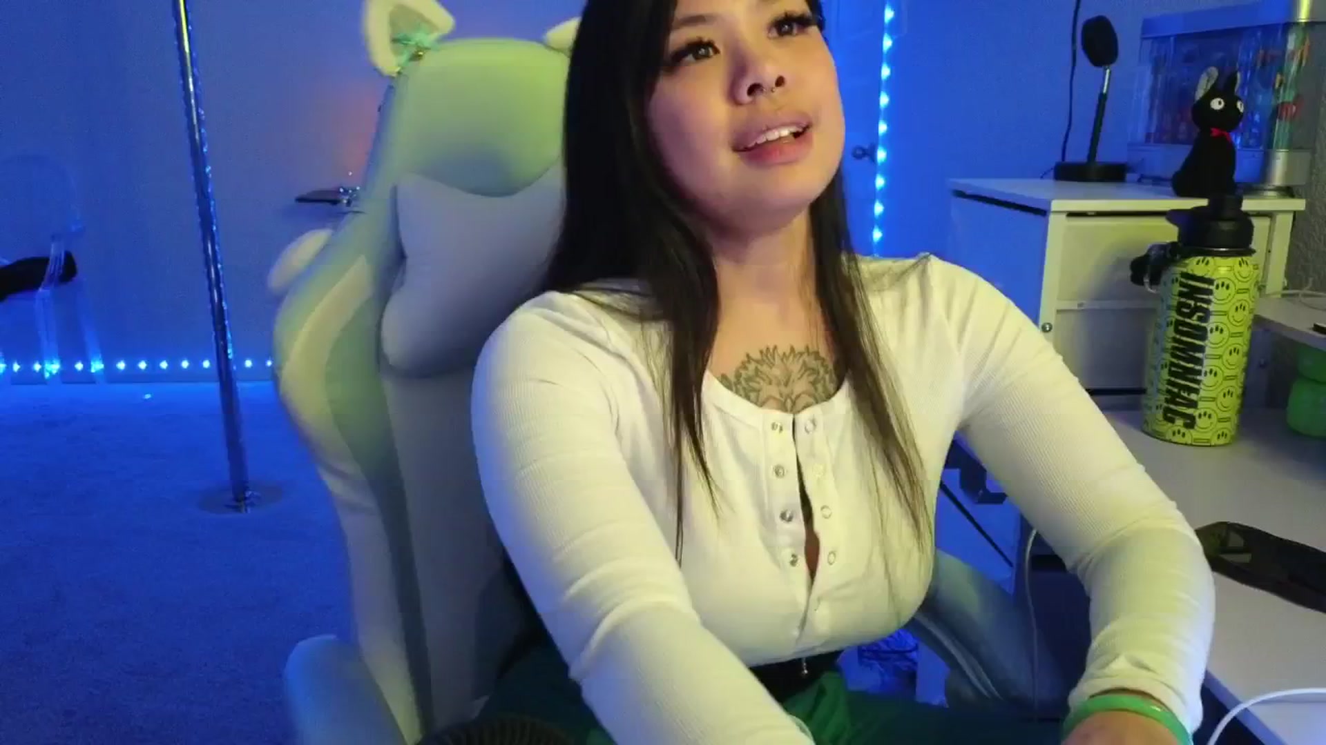 Gallery image thumbnail from dolllface's myfreecams stream on, 12/24/2025, 09:38 image 6 of 20