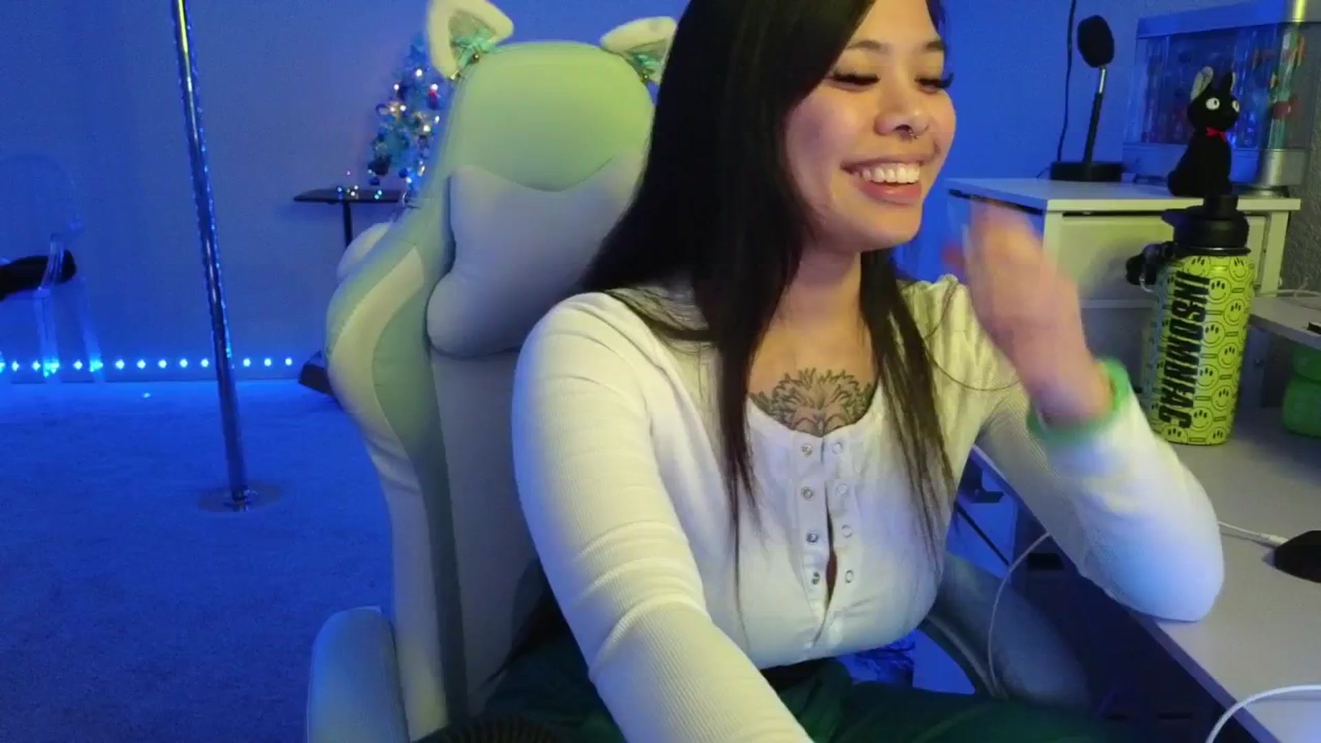 Gallery image thumbnail from dolllface's myfreecams stream on, 12/24/2025, 09:38 image 7 of 20