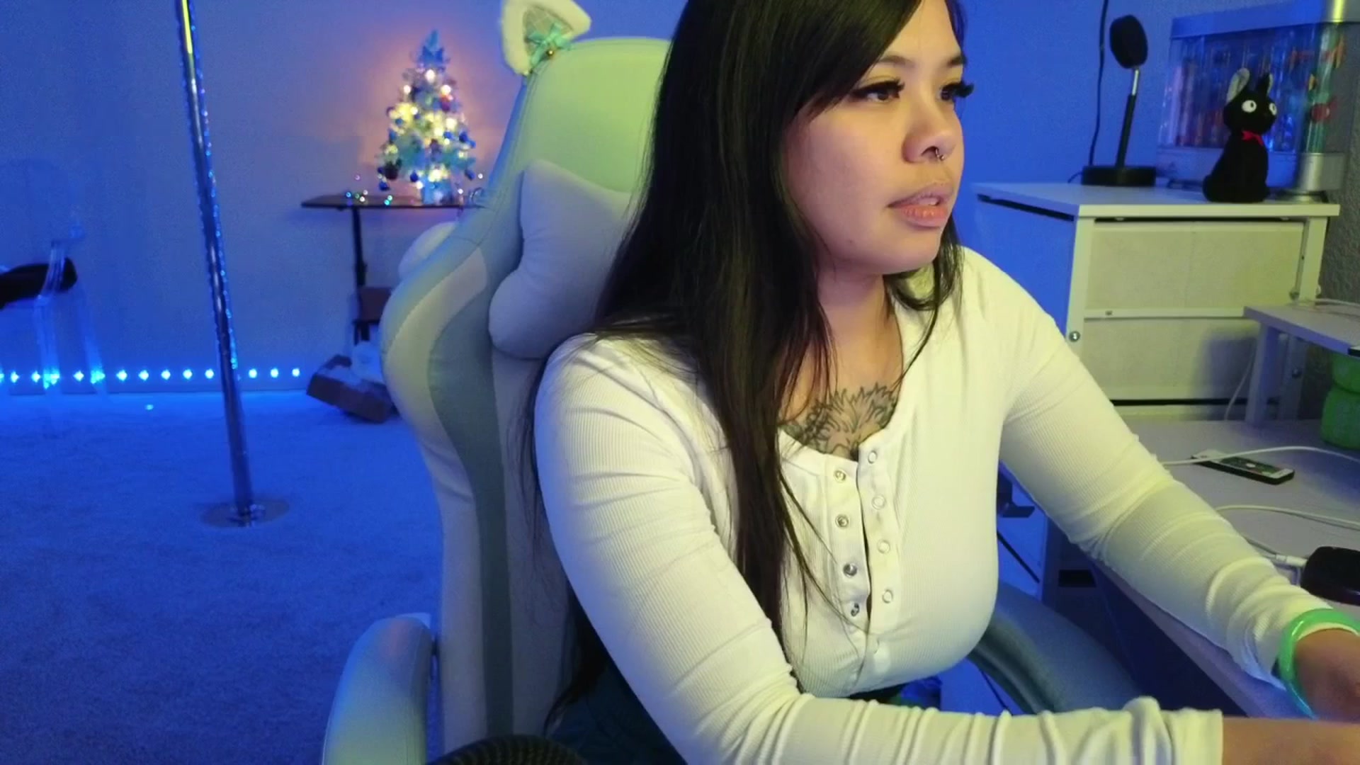 Gallery image thumbnail from dolllface's myfreecams stream on, 12/24/2025, 09:38 image 13 of 20