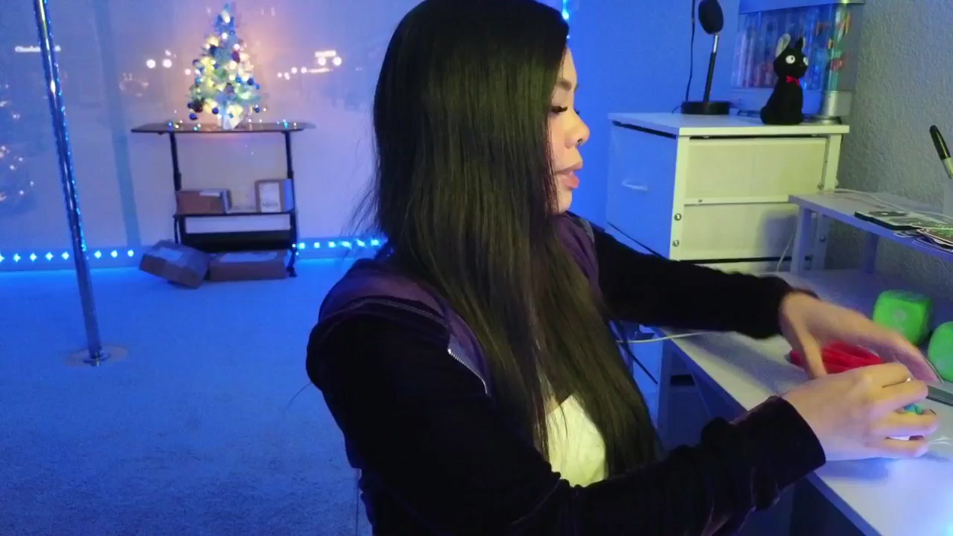 Gallery image thumbnail from dolllface's myfreecams stream on, 12/25/2025, 05:09 image 2 of 20