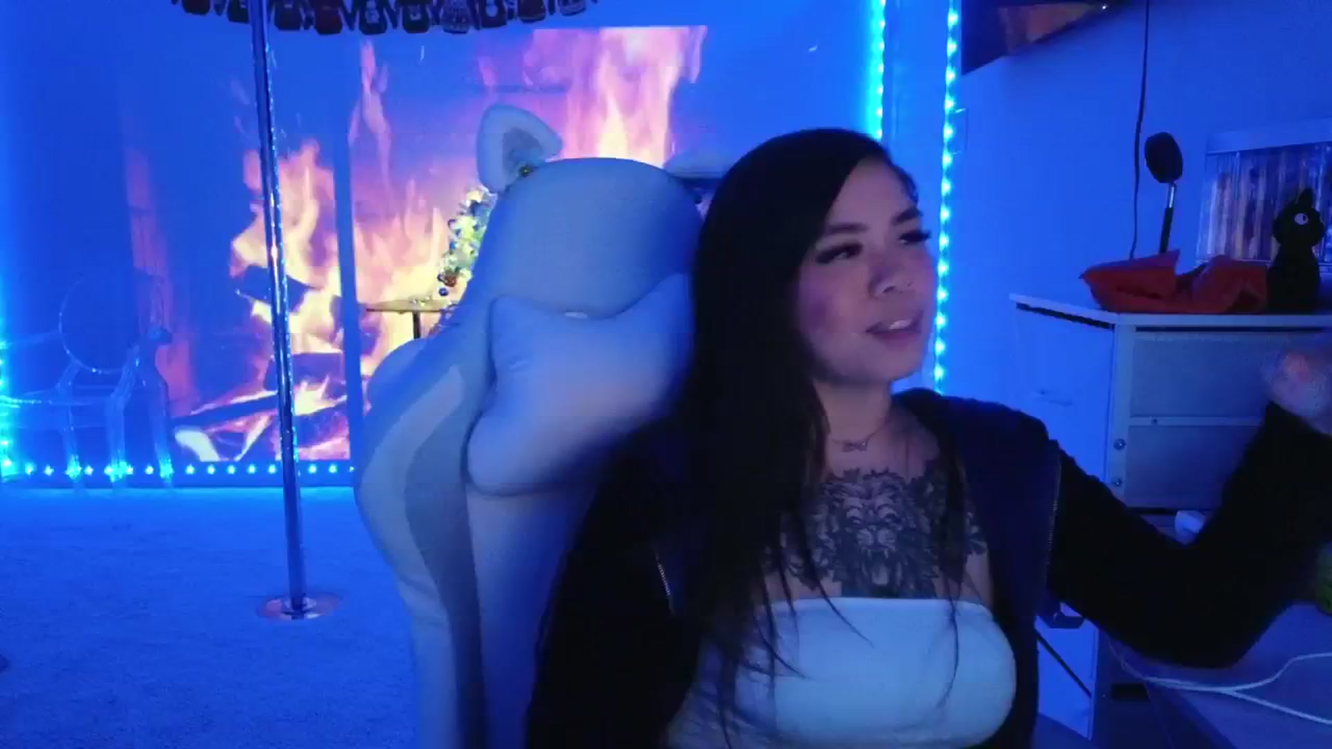 Gallery image thumbnail from dolllface's myfreecams stream on, 12/25/2025, 05:09 image 17 of 20