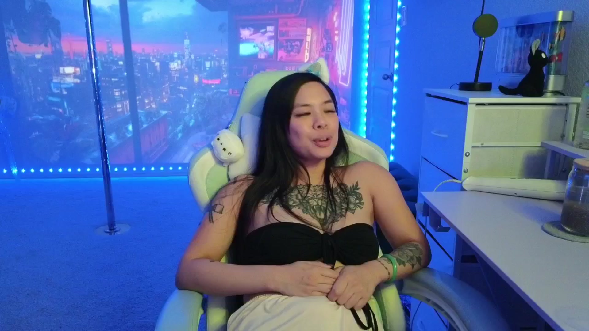 Gallery image thumbnail from dolllface's myfreecams stream on, 01/13/2026, 10:21 image 16 of 20
