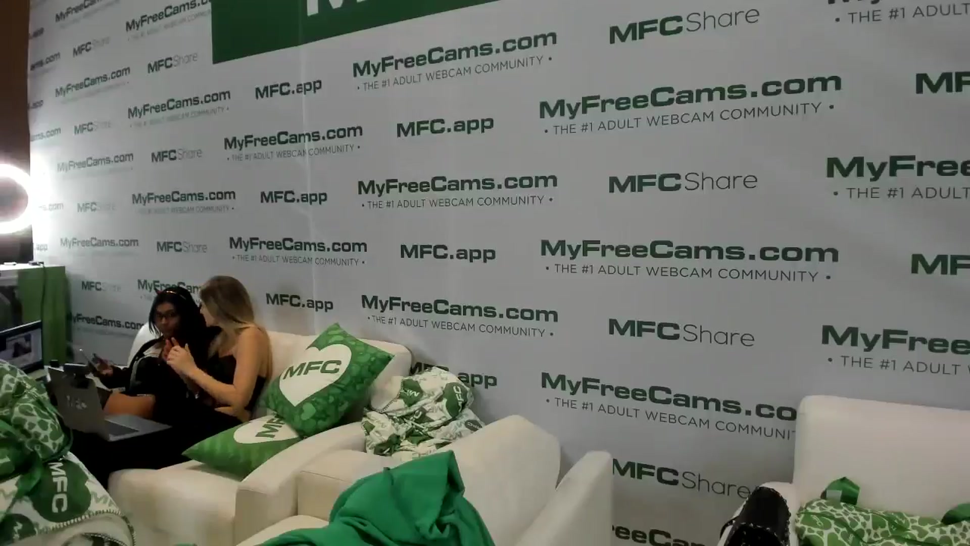 Gallery image thumbnail from dolllface's myfreecams stream on, 01/24/2026, 04:00 image 17 of 20