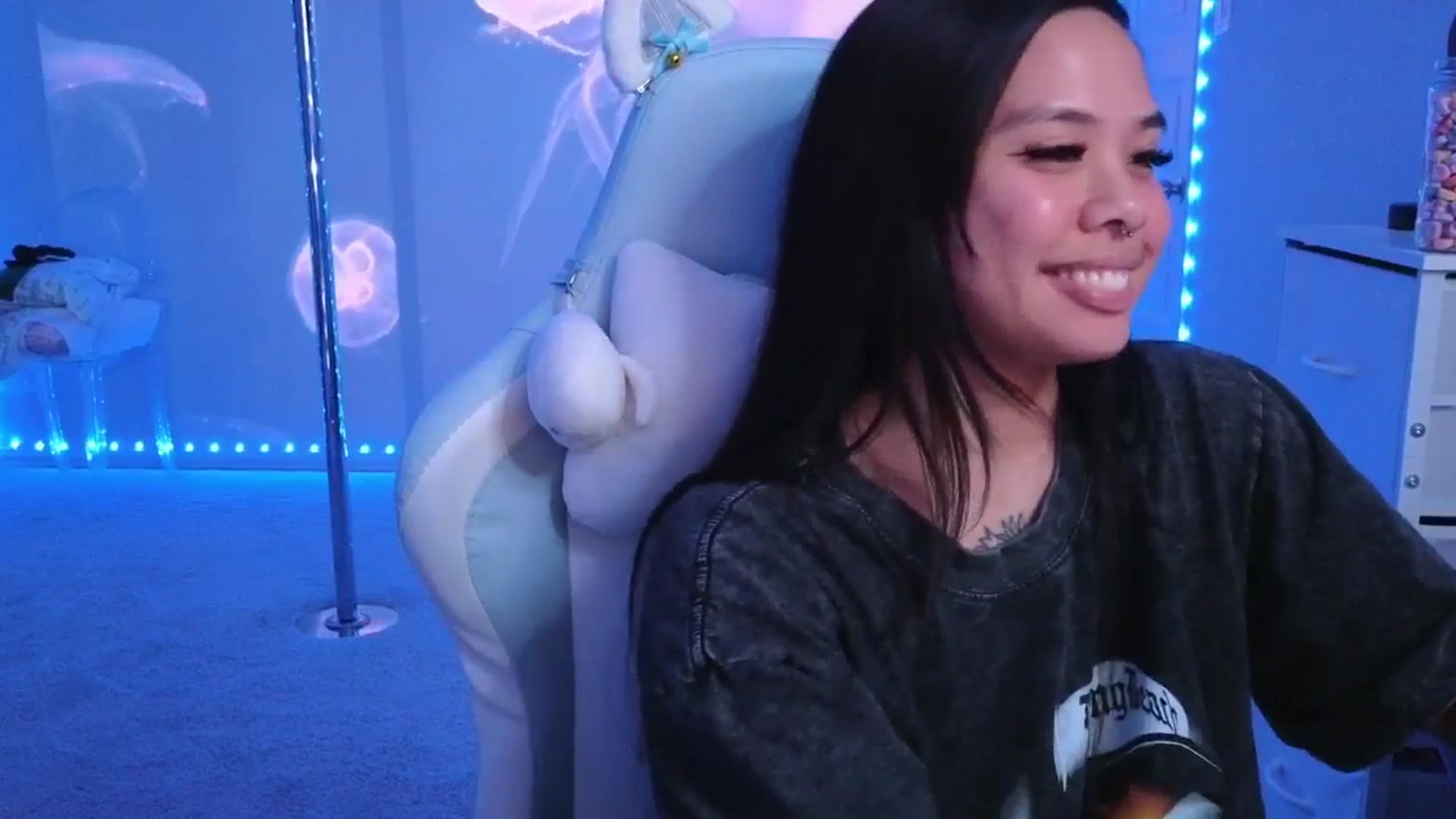 Gallery image thumbnail from dolllface's myfreecams stream on, 02/19/2026, 10:08 image 5 of 20