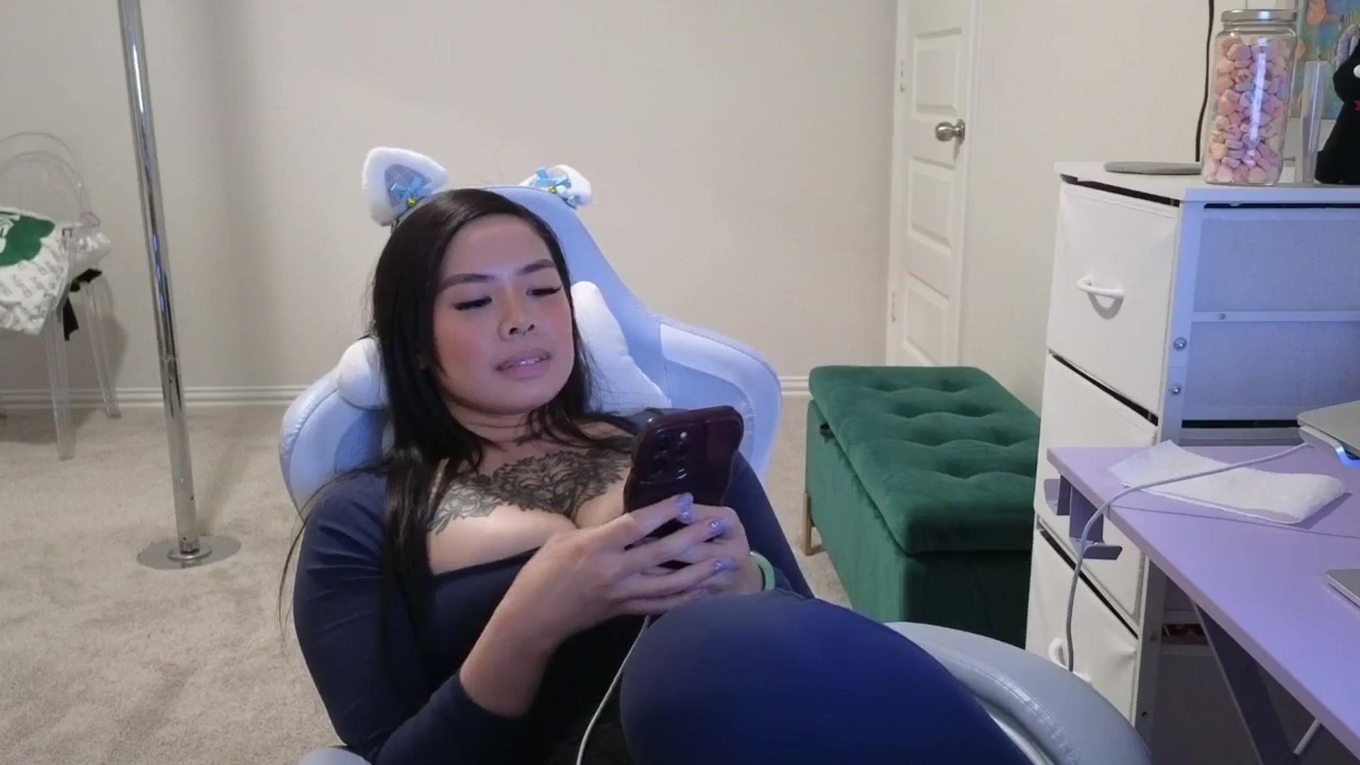 Gallery image thumbnail from dolllface's myfreecams stream on, 03/08/2026, 03:44 image 17 of 20