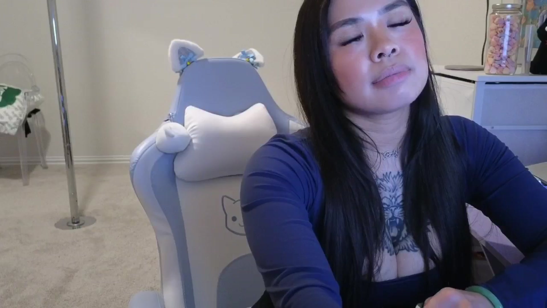 Gallery image thumbnail from dolllface's myfreecams stream on, 03/08/2026, 03:44 image 19 of 20