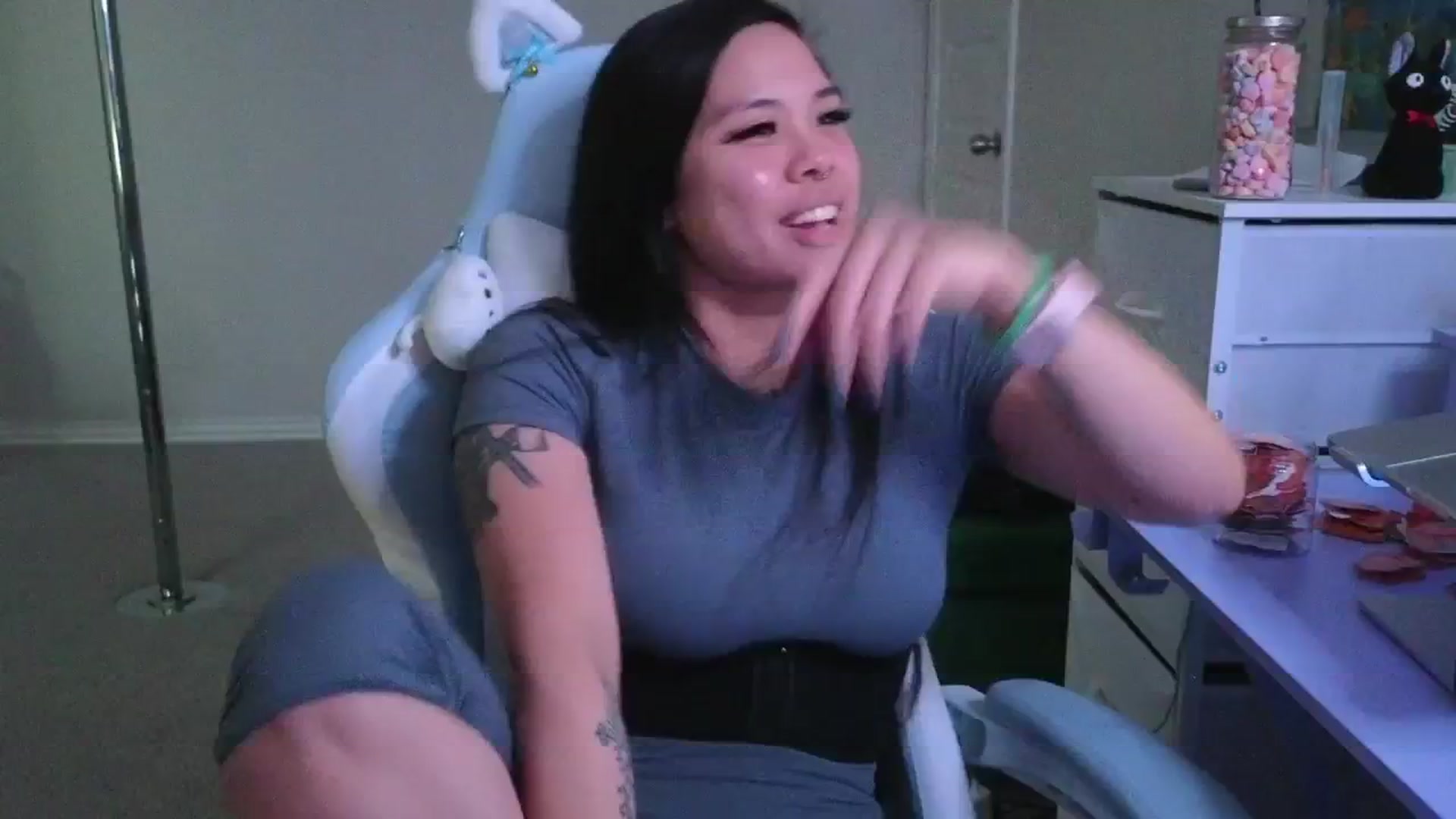 Gallery image thumbnail from dolllface's myfreecams stream on, 03/20/2026, 01:09 image 15 of 20