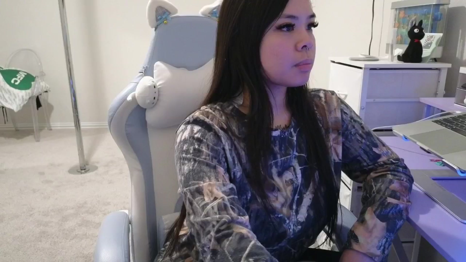 Gallery image thumbnail from dolllface's myfreecams stream on, 03/31/2026, 07:31 image 12 of 20