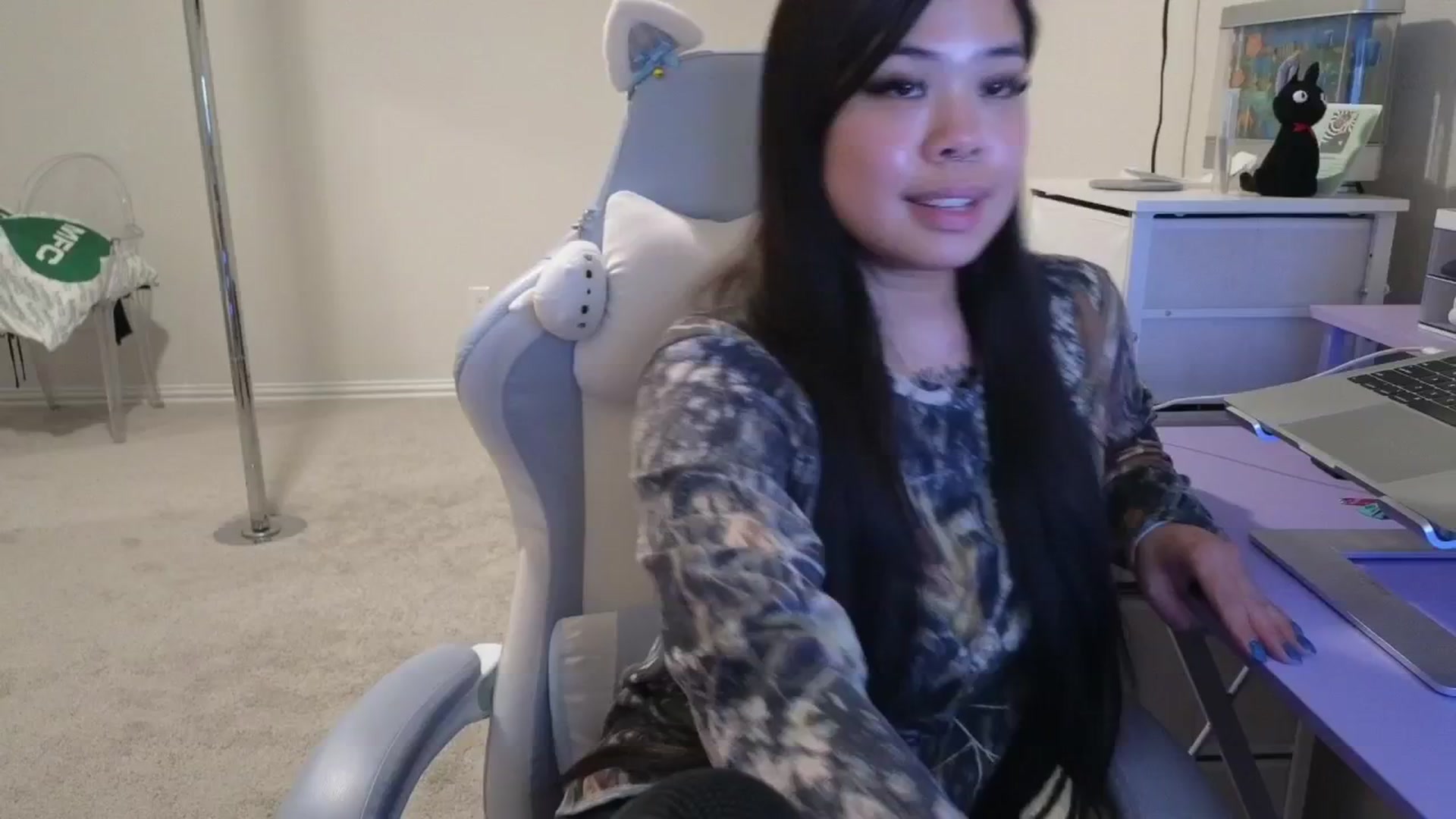 Gallery image thumbnail from dolllface's myfreecams stream on, 03/31/2026, 07:31 image 2 of 20