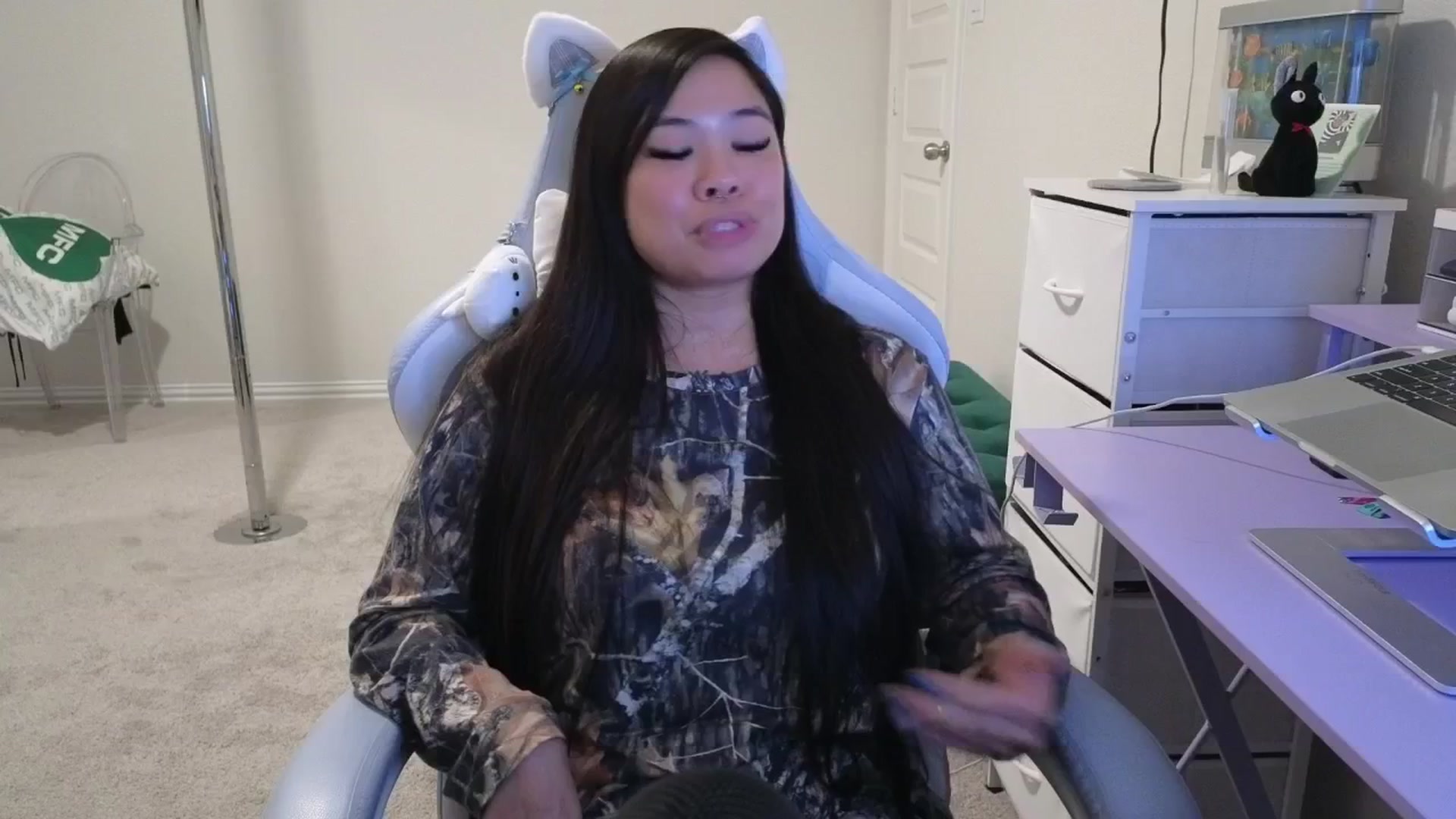 Gallery image thumbnail from dolllface's myfreecams stream on, 03/31/2026, 07:31 image 3 of 20