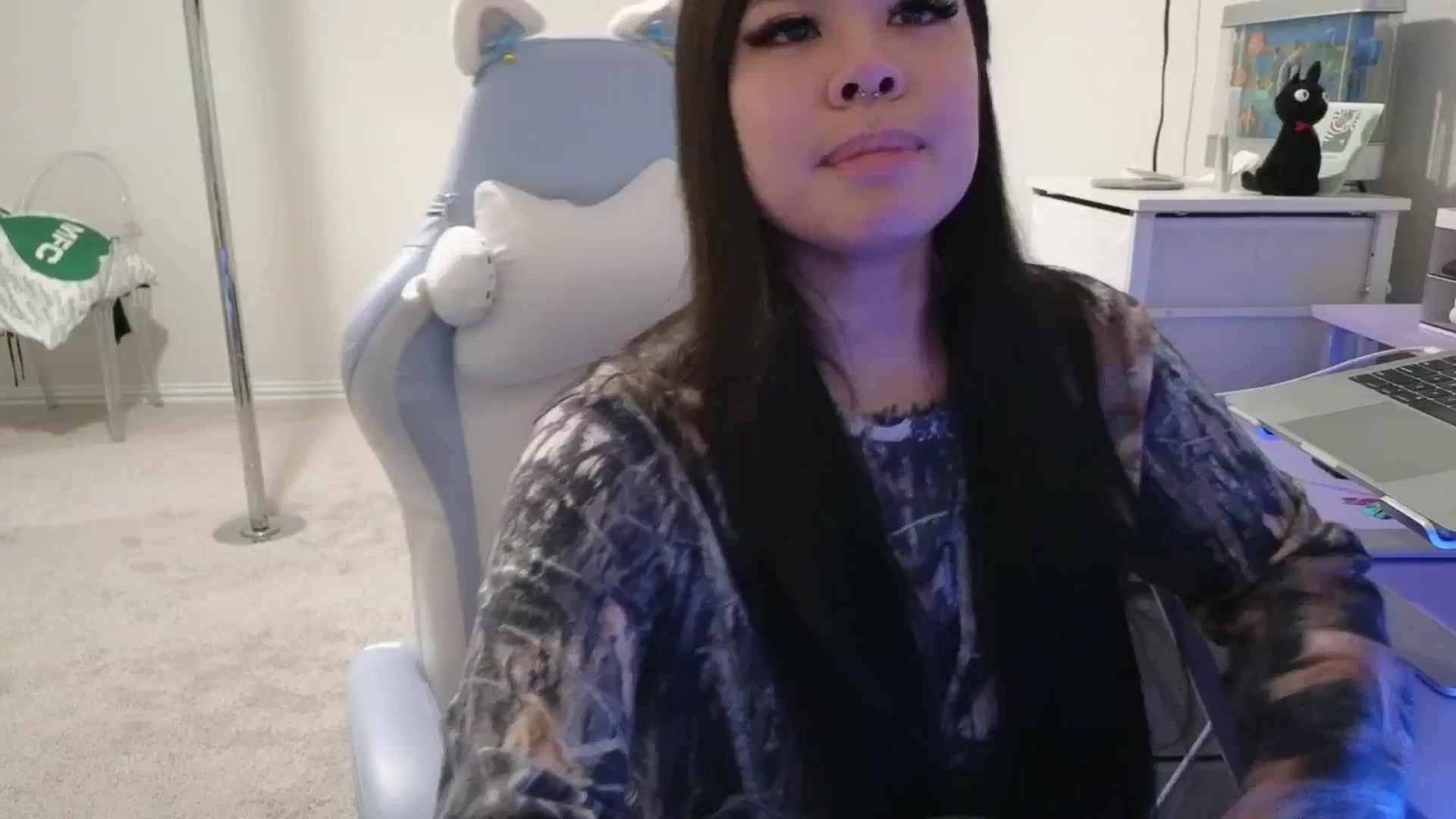 Gallery image thumbnail from dolllface's myfreecams stream on, 03/31/2026, 07:31 image 6 of 20