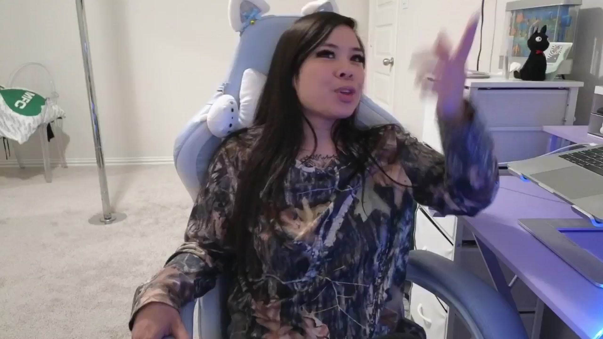 Gallery image thumbnail from dolllface's myfreecams stream on, 03/31/2026, 07:31 image 17 of 20