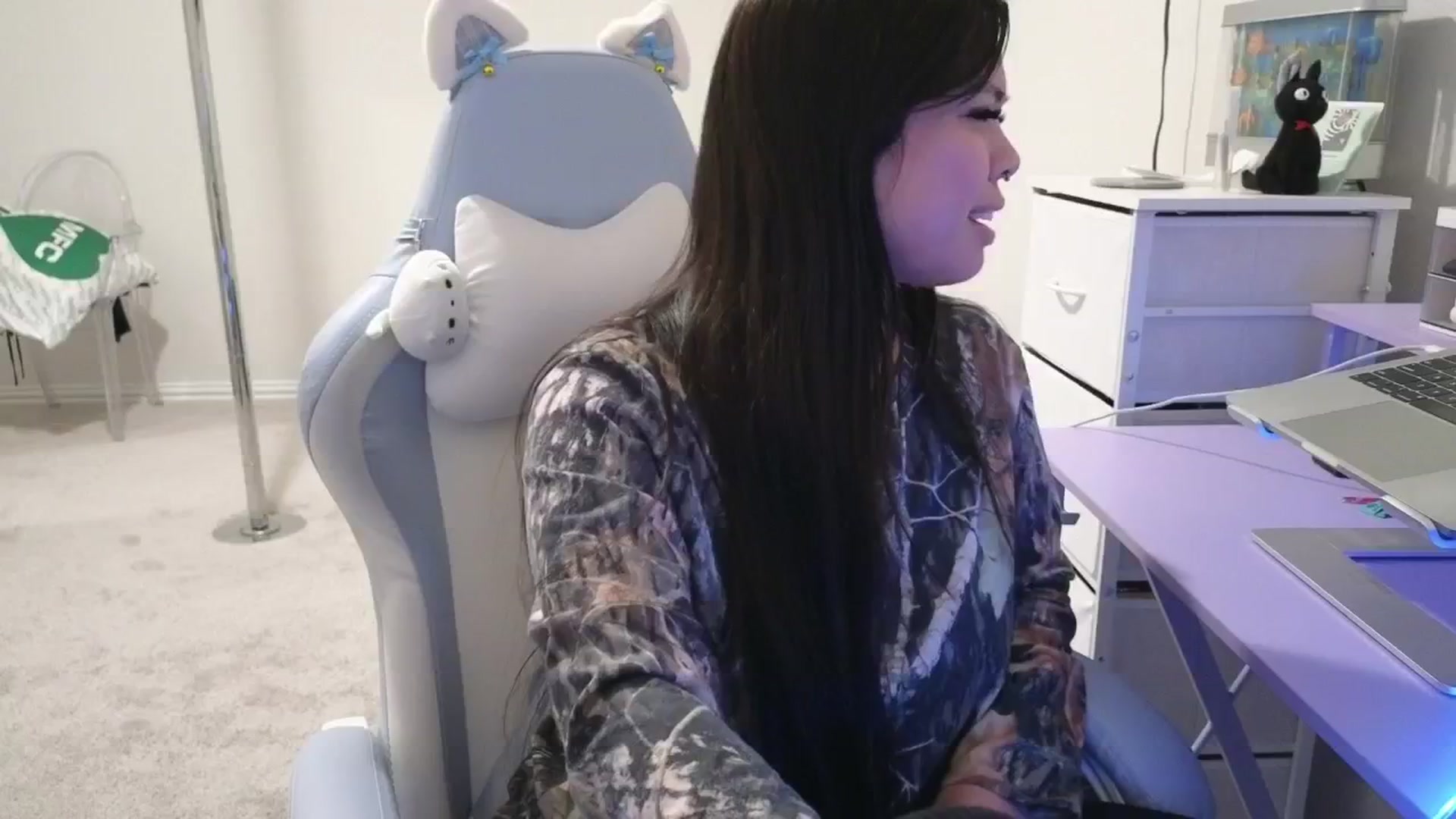 Gallery image thumbnail from dolllface's myfreecams stream on, 03/31/2026, 07:31 image 16 of 20