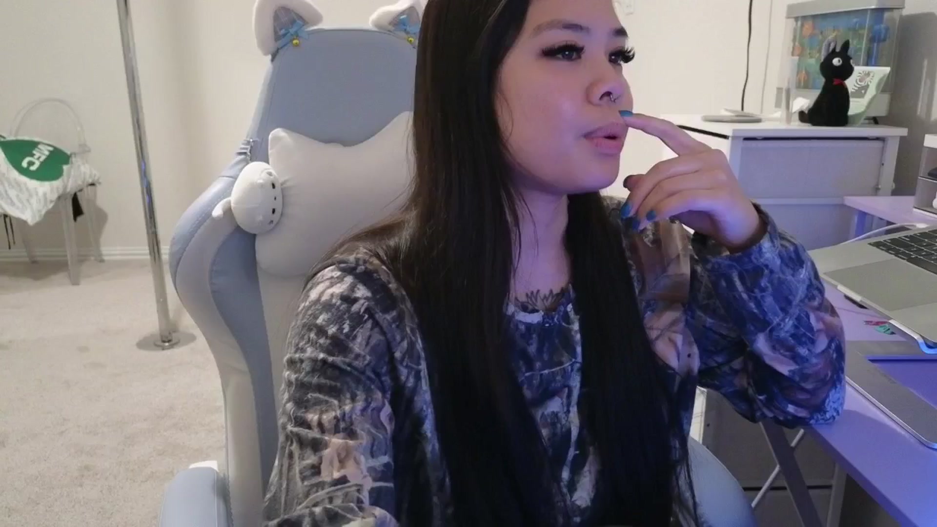 Gallery image thumbnail from dolllface's myfreecams stream on, 03/31/2026, 07:31 image 5 of 20
