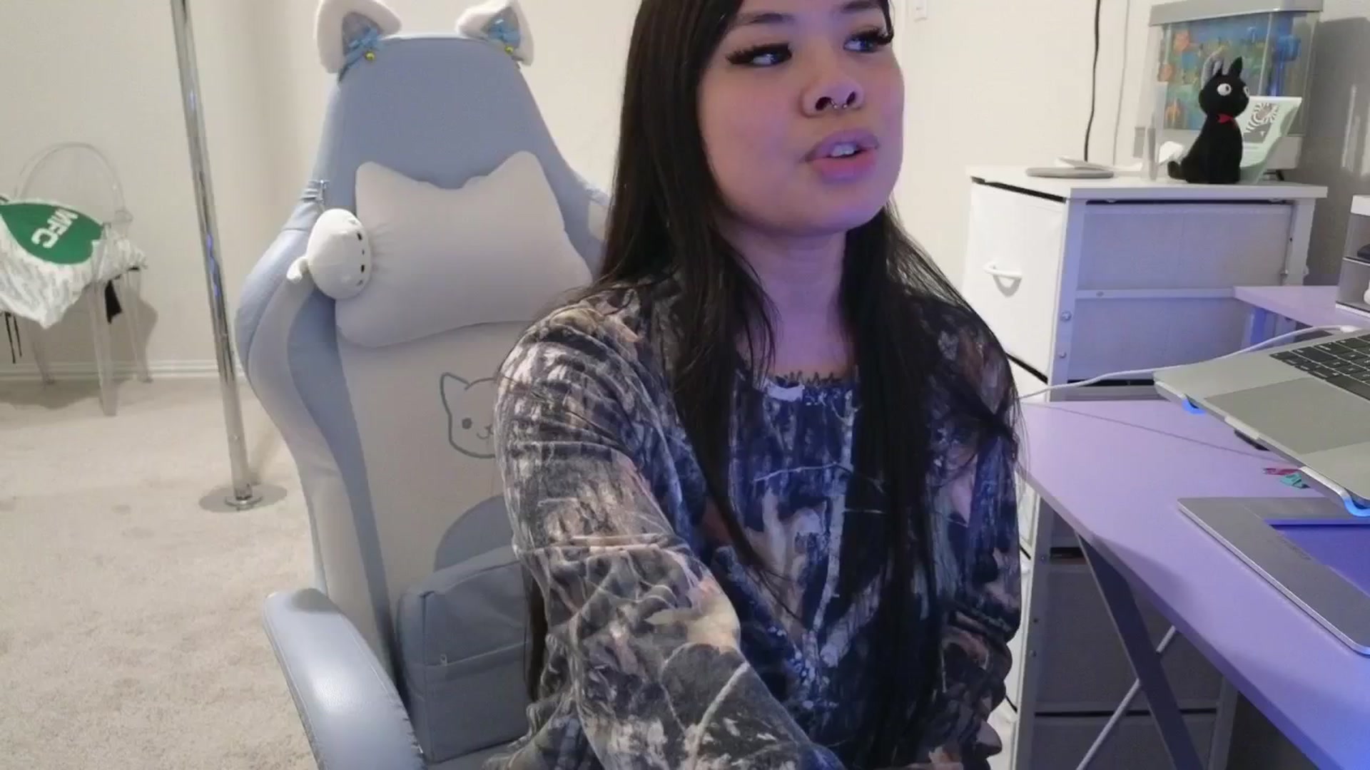 Gallery image thumbnail from dolllface's myfreecams stream on, 03/31/2026, 07:31 image 10 of 20