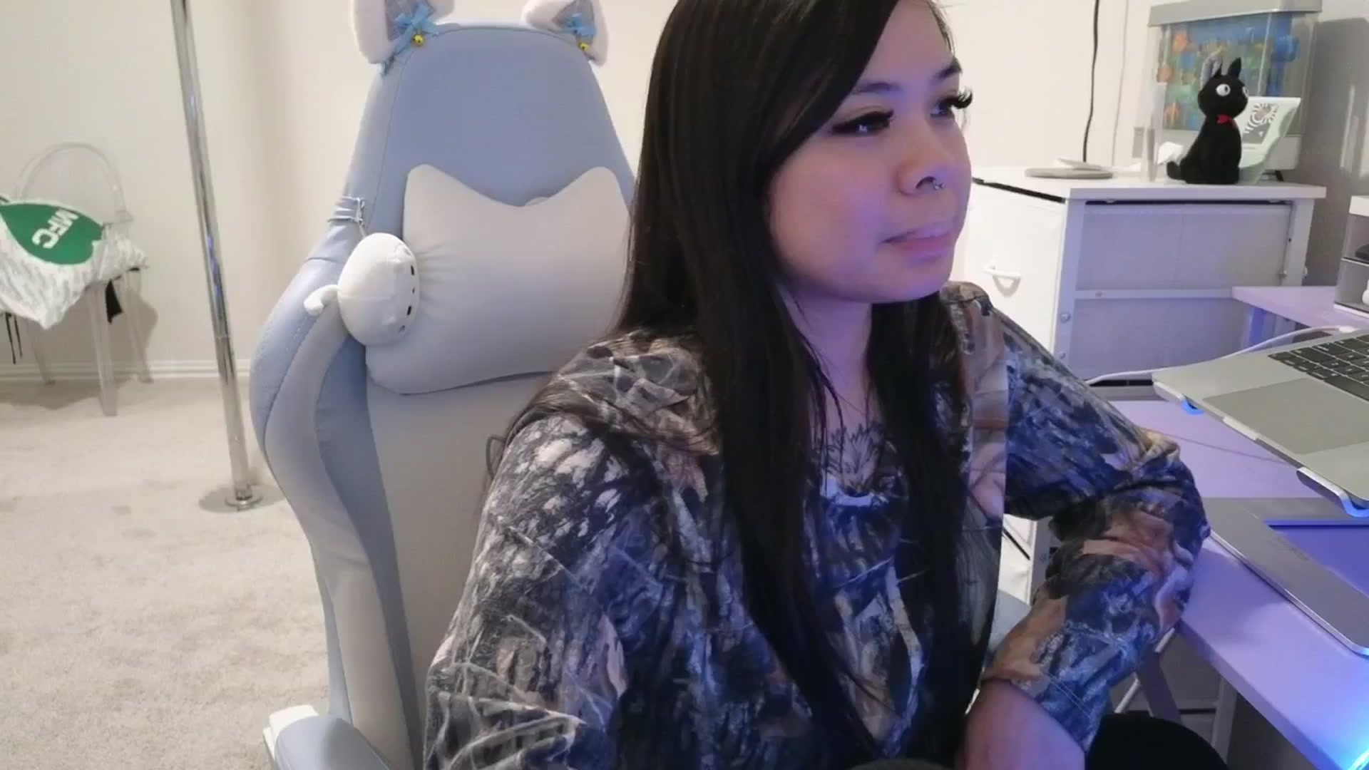 Gallery image thumbnail from dolllface's myfreecams stream on, 03/31/2026, 07:31 image 18 of 20