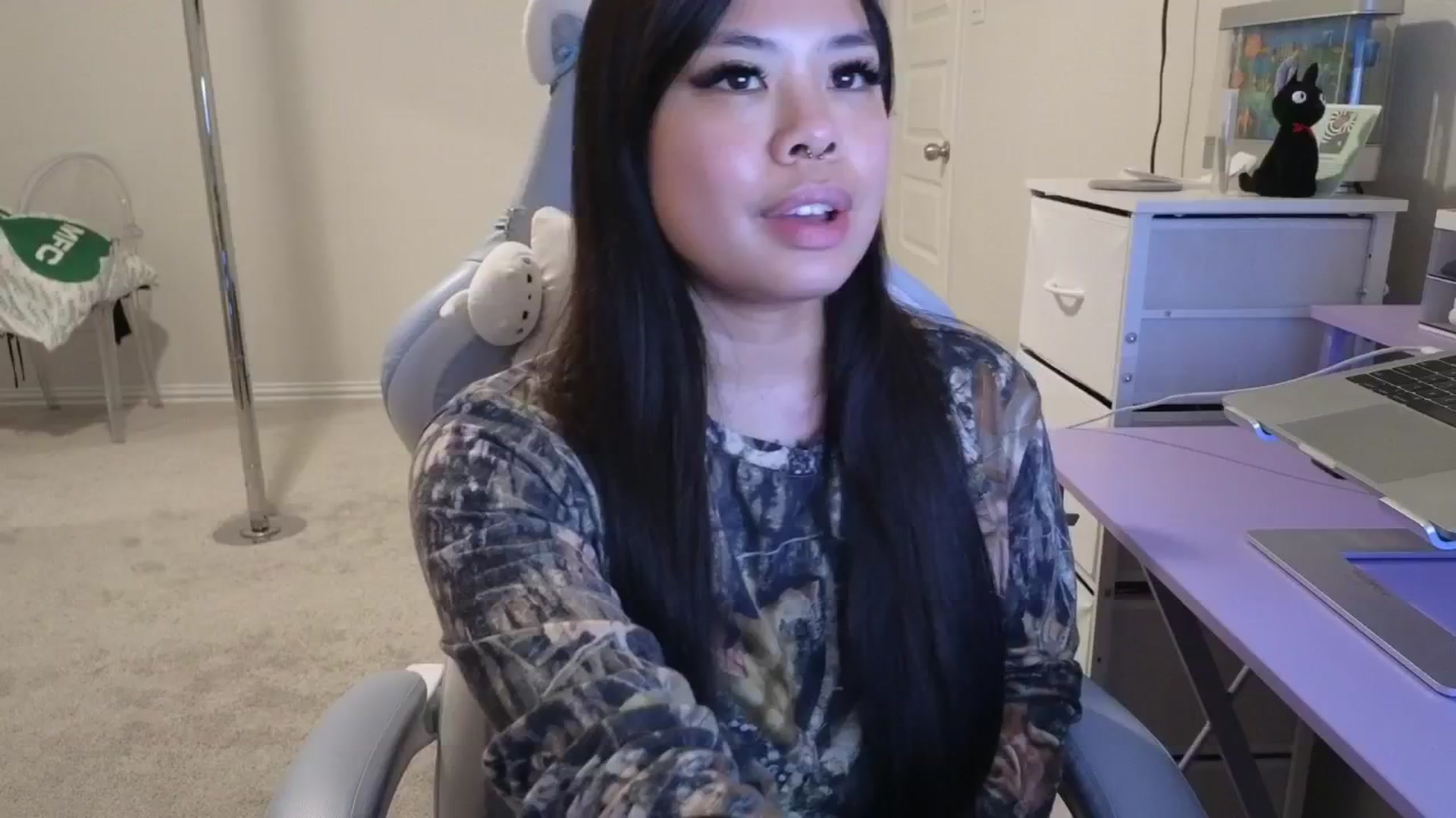 Gallery image thumbnail from dolllface's myfreecams stream on, 03/31/2026, 07:31 image 1 of 20