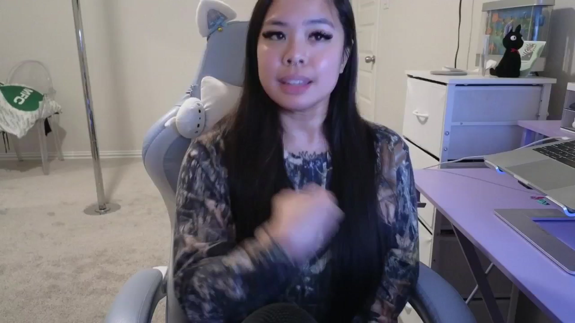 Gallery image thumbnail from dolllface's myfreecams stream on, 03/31/2026, 07:31 image 4 of 20