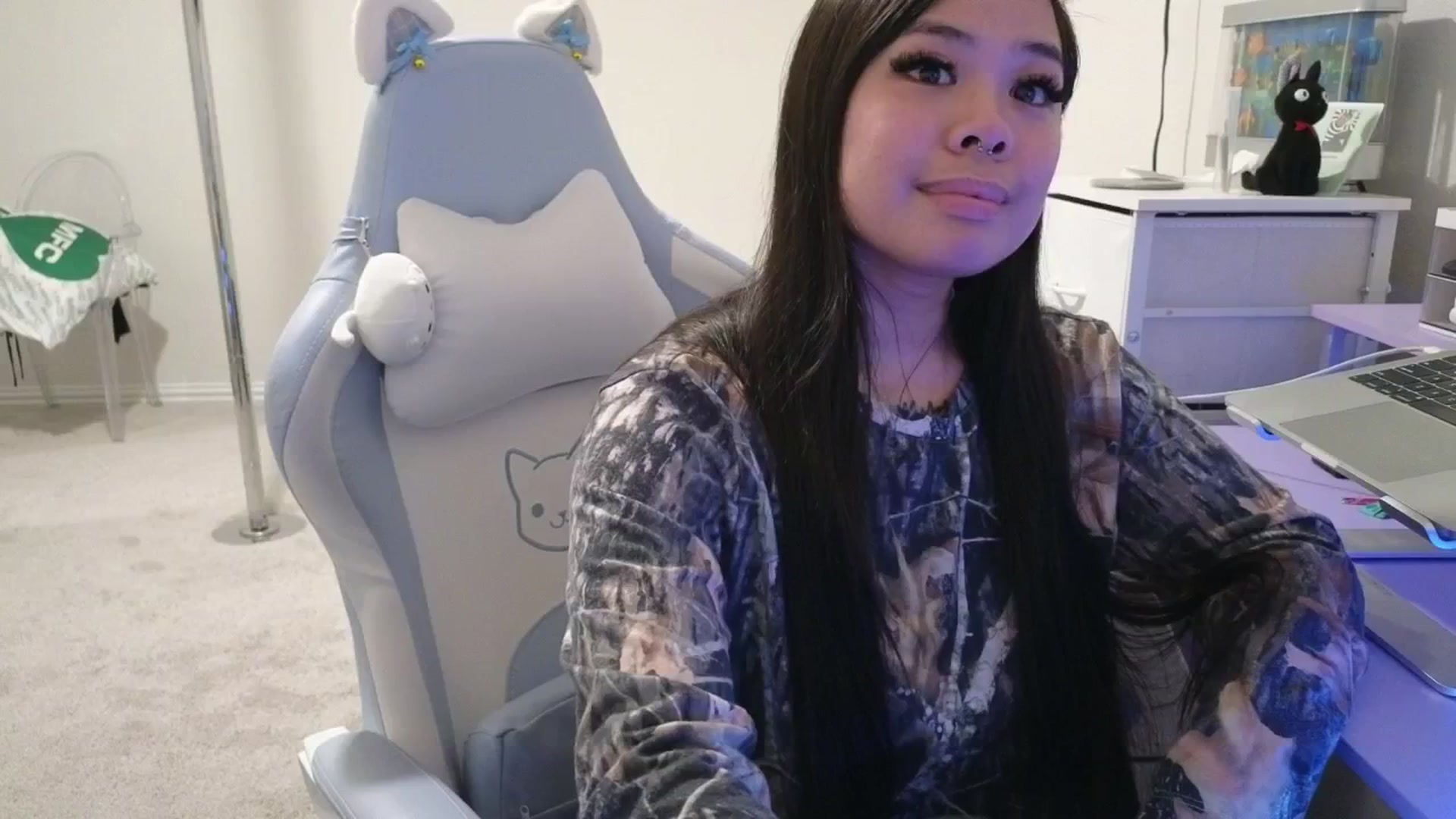 Gallery image thumbnail from dolllface's myfreecams stream on, 03/31/2026, 07:31 image 8 of 20