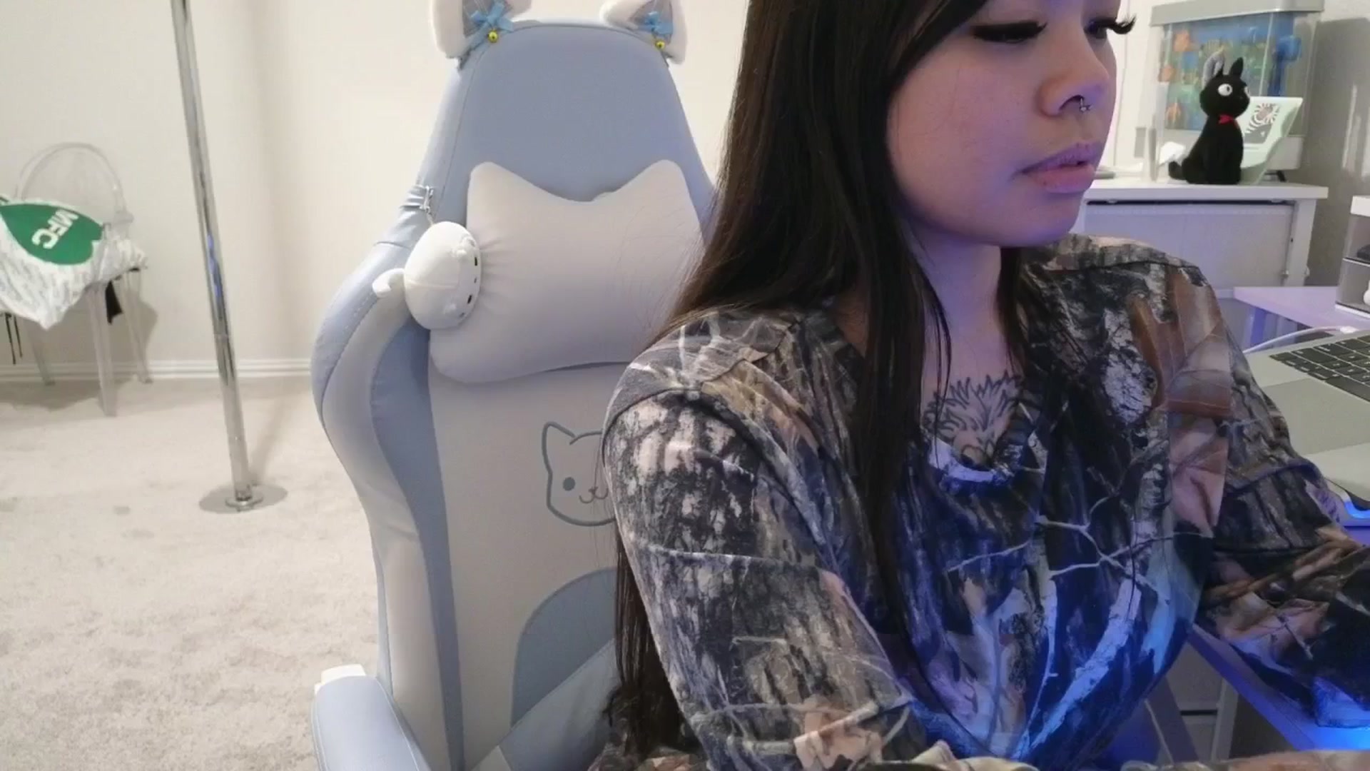 Gallery image thumbnail from dolllface's myfreecams stream on, 03/31/2026, 07:31 image 19 of 20