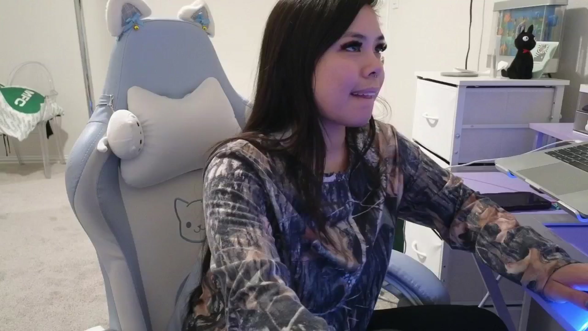 Gallery image thumbnail from dolllface's myfreecams stream on, 03/31/2026, 07:31 image 15 of 20