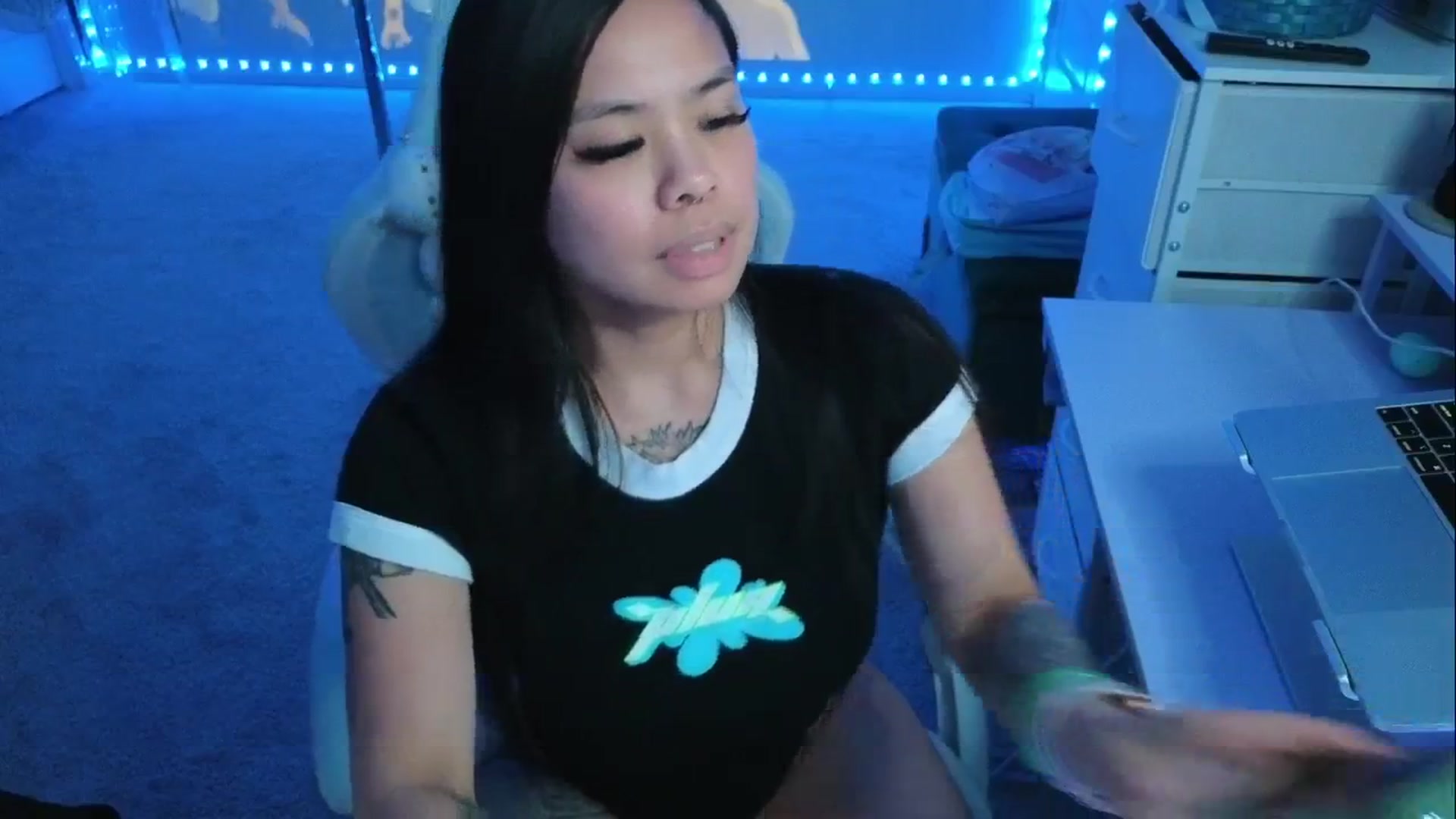 Gallery image thumbnail from dolllface's myfreecams stream on, 04/09/2026, 09:50 image 11 of 20