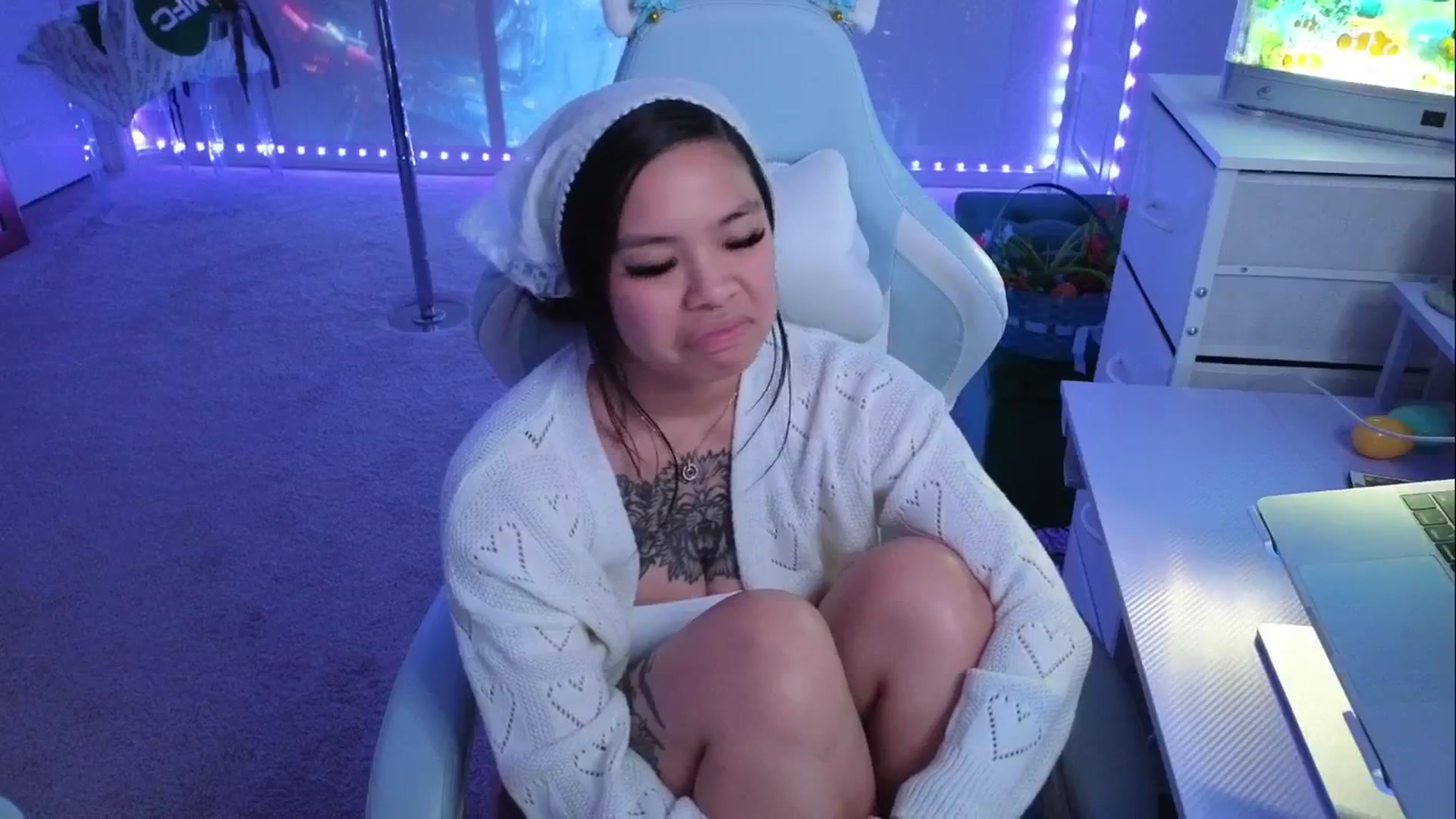 Gallery image thumbnail from dolllface's myfreecams stream on, 04/11/2026, 11:01 image 10 of 20