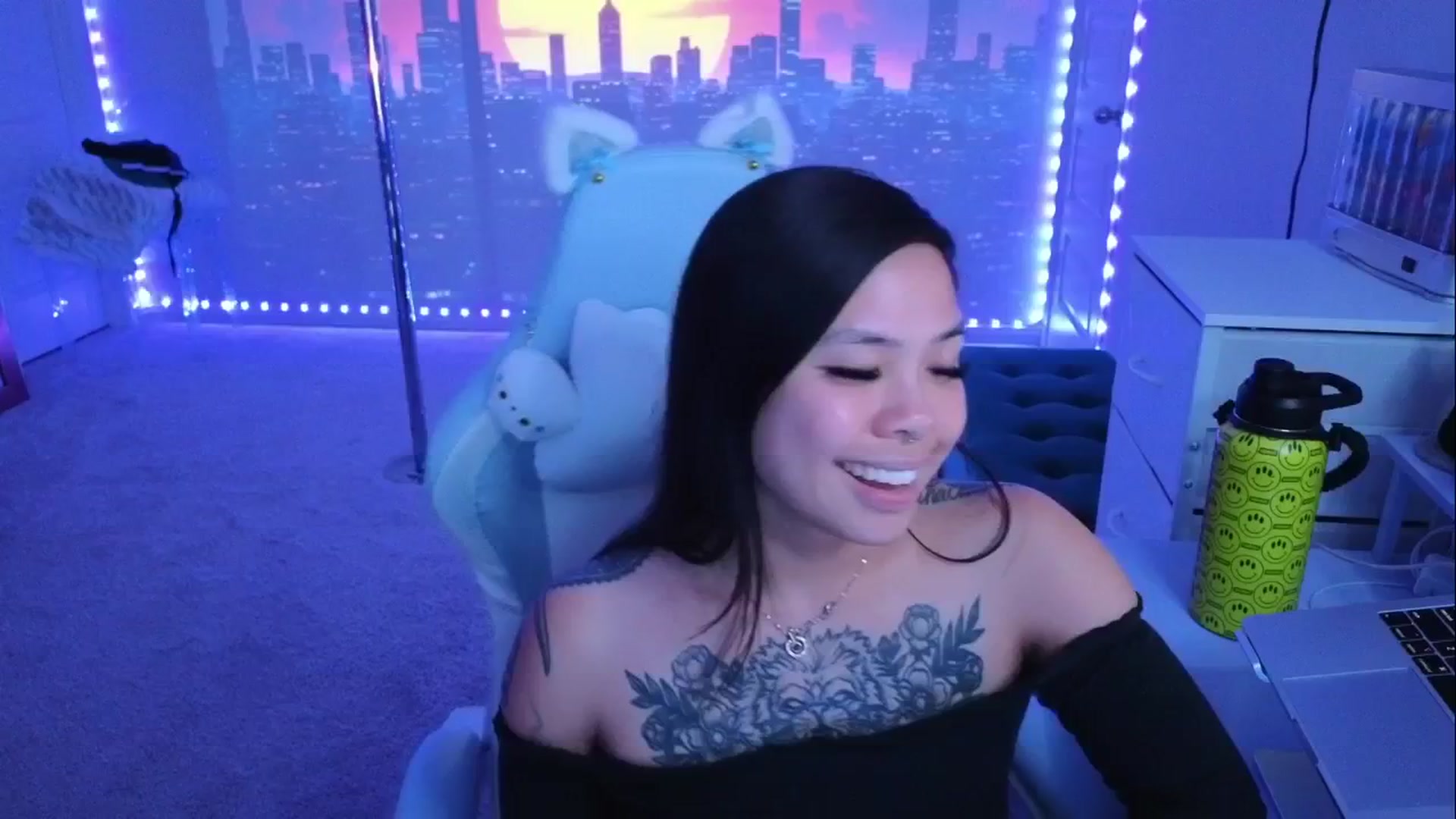 Gallery image thumbnail from dolllface's myfreecams stream on, 04/27/2026, 08:35 image 17 of 20