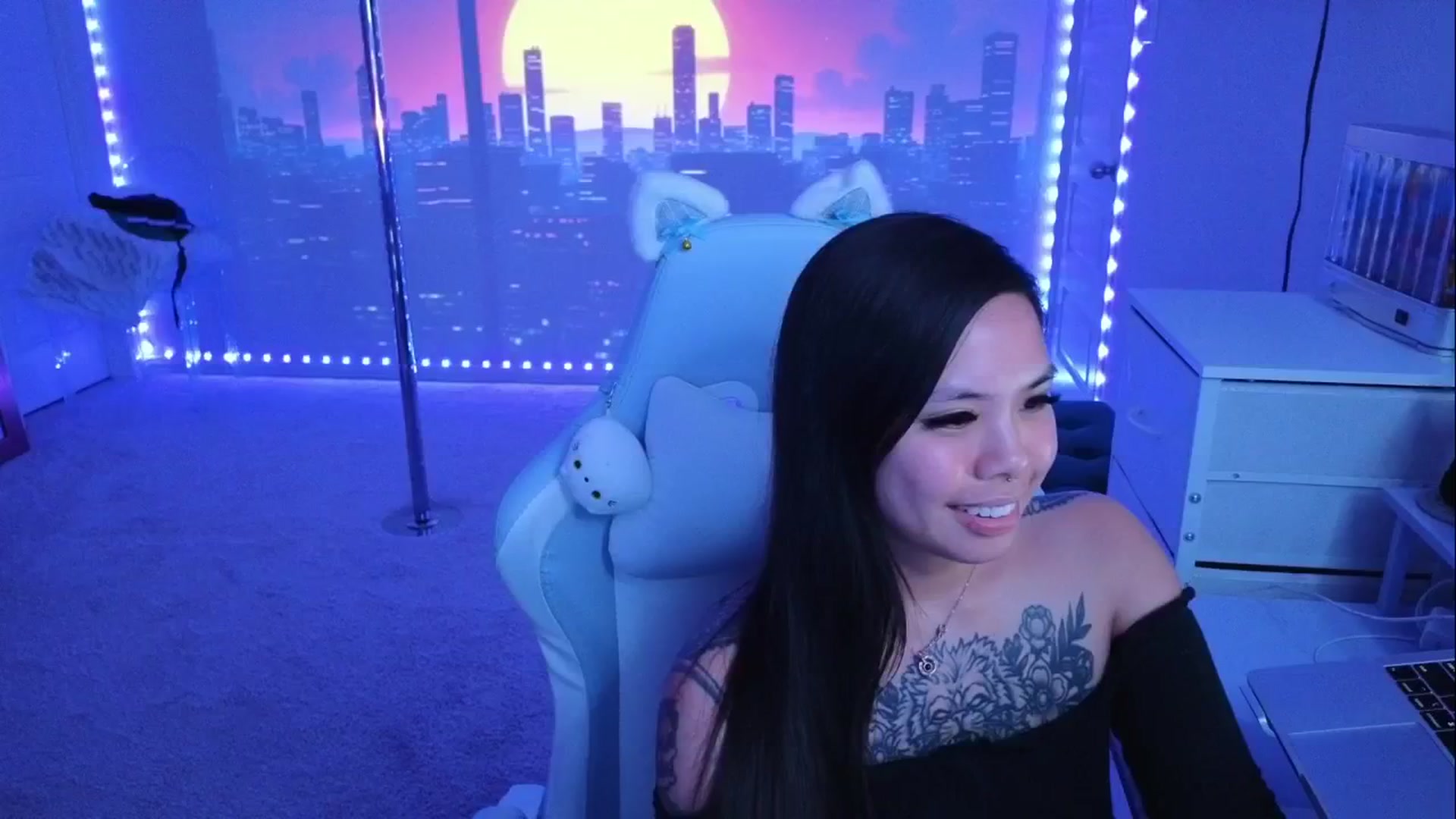 Gallery image thumbnail from dolllface's myfreecams stream on, 04/27/2026, 08:35 image 6 of 20