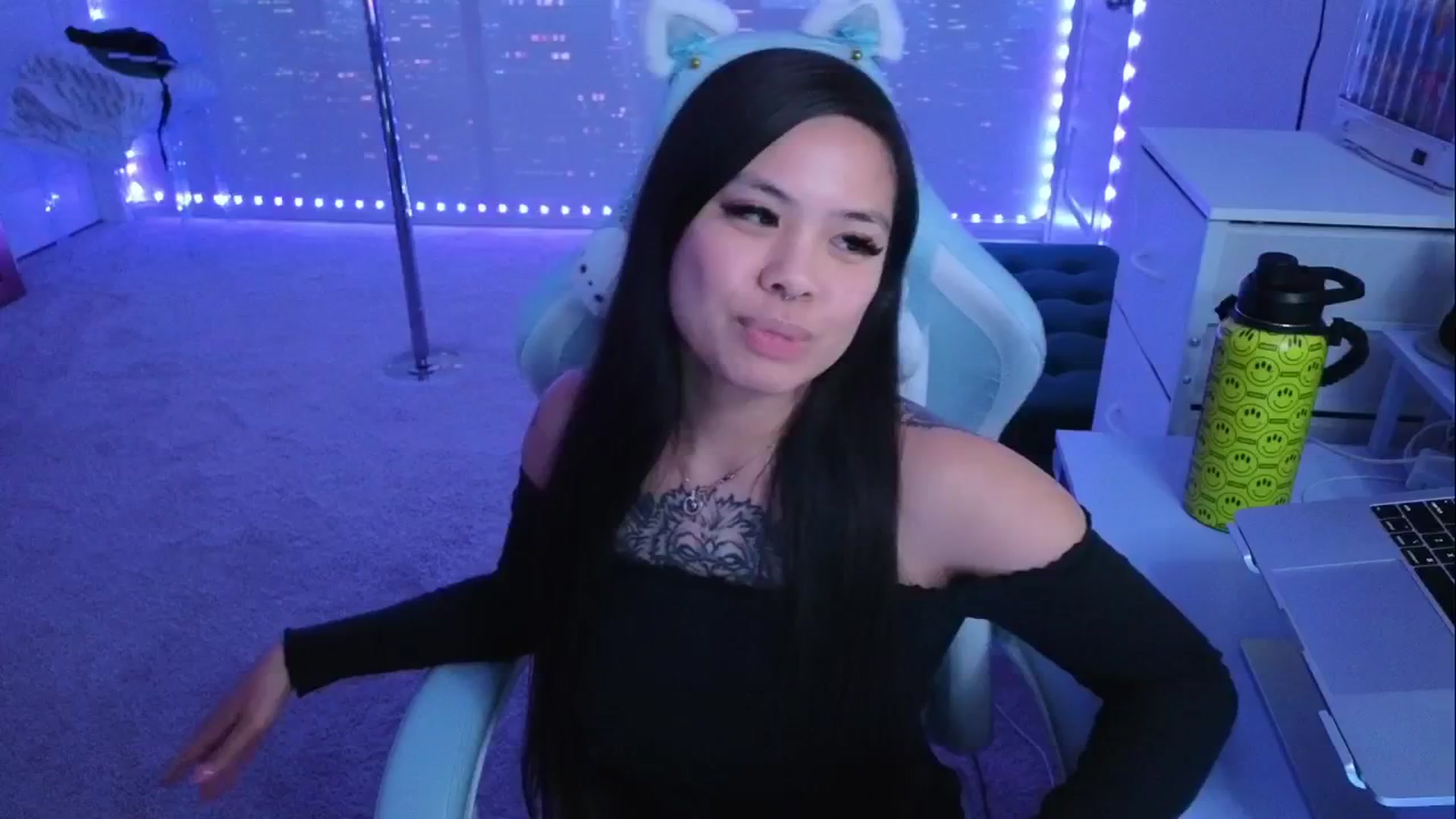 Gallery image thumbnail from dolllface's myfreecams stream on, 04/27/2026, 08:35 image 12 of 20