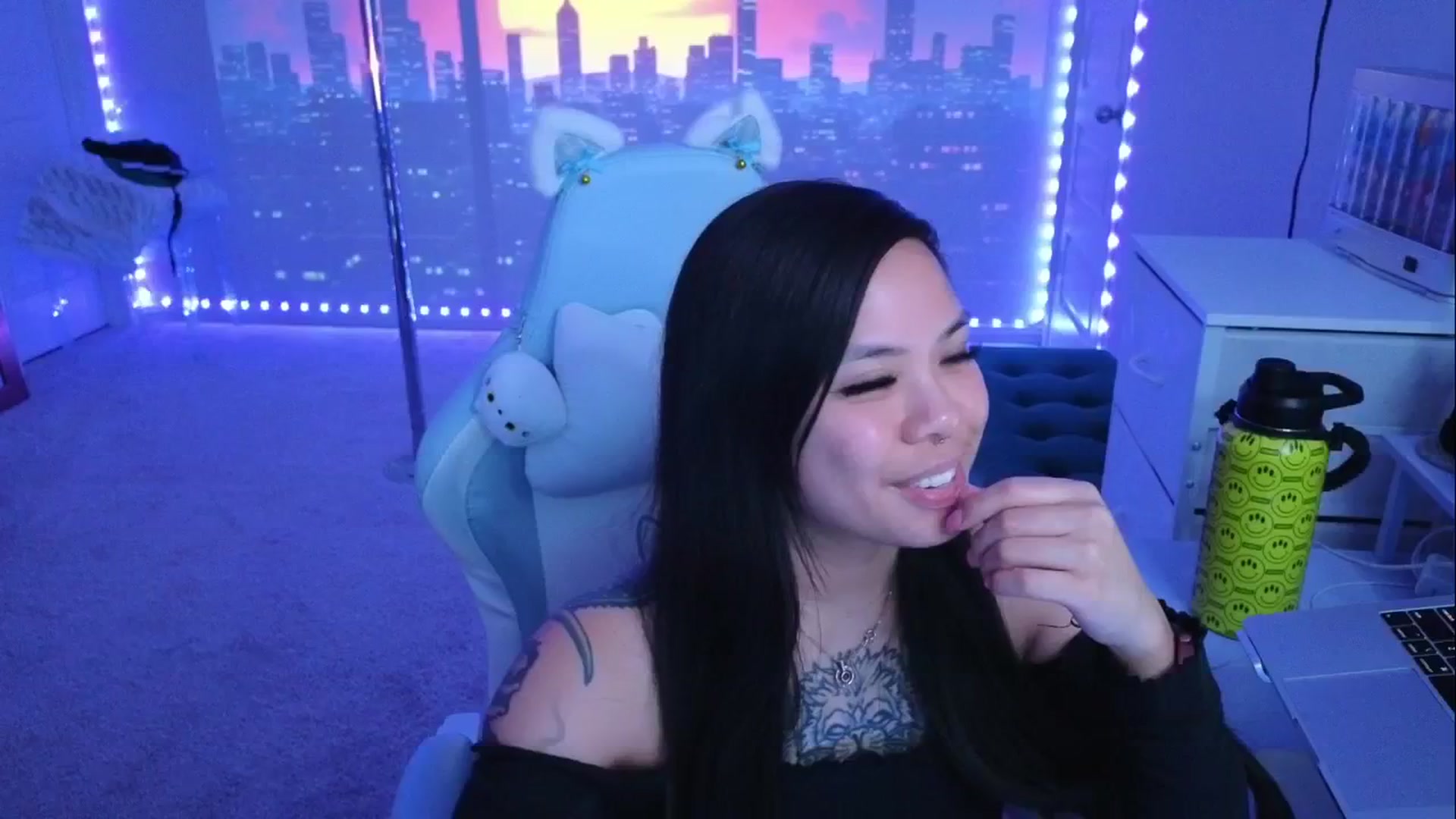 Gallery image thumbnail from dolllface's myfreecams stream on, 04/27/2026, 08:35 image 15 of 20