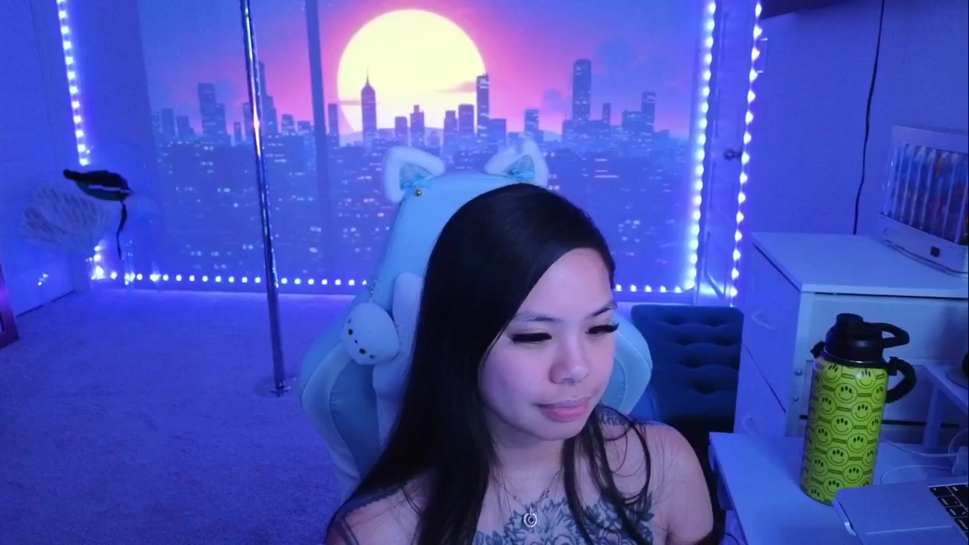 Gallery image thumbnail from dolllface's myfreecams stream on, 04/27/2026, 08:35 image 14 of 20