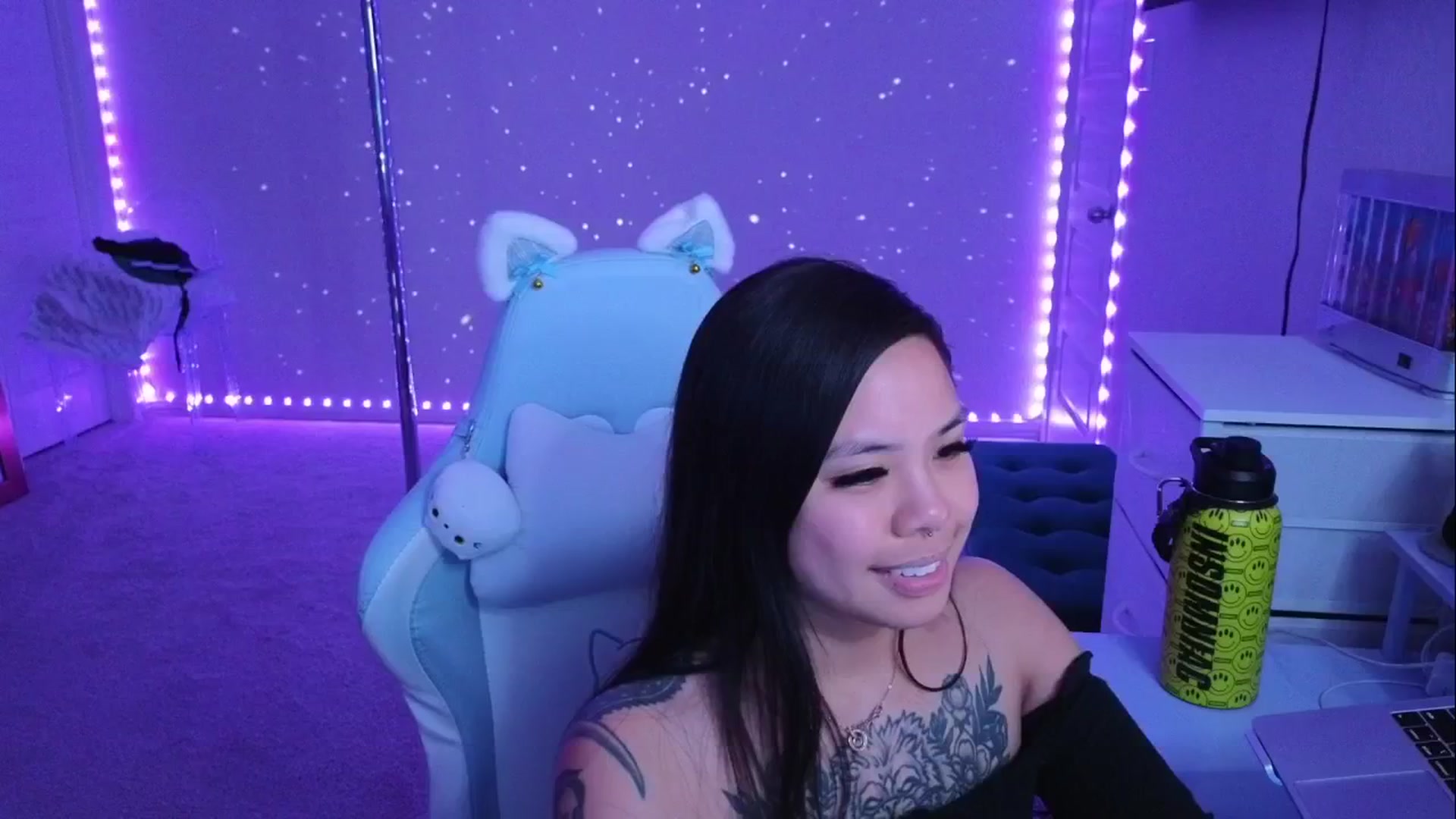 Gallery image thumbnail from dolllface's myfreecams stream on, 04/27/2026, 11:40 image 4 of 20