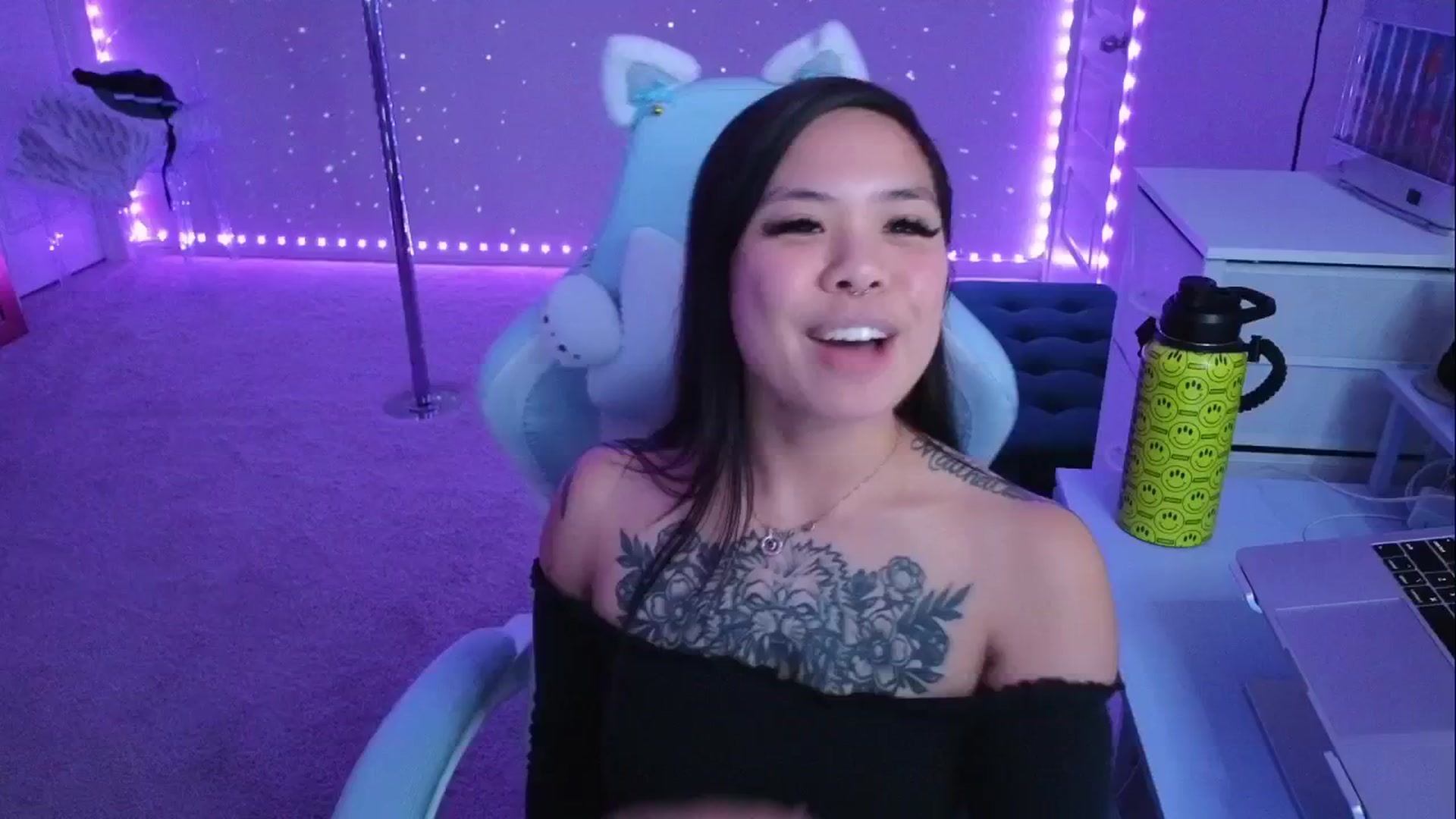 Gallery image thumbnail from dolllface's myfreecams stream on, 04/27/2026, 11:40 image 17 of 20
