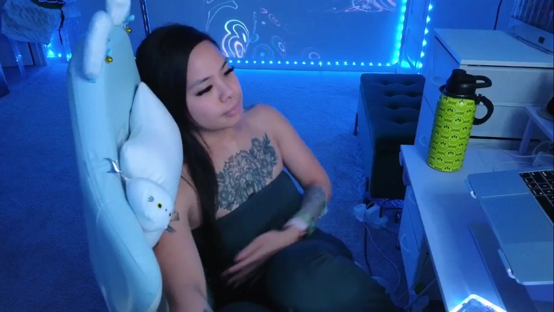 Gallery image thumbnail from dolllface's myfreecams stream on, 04/28/2026, 08:13 image 19 of 20