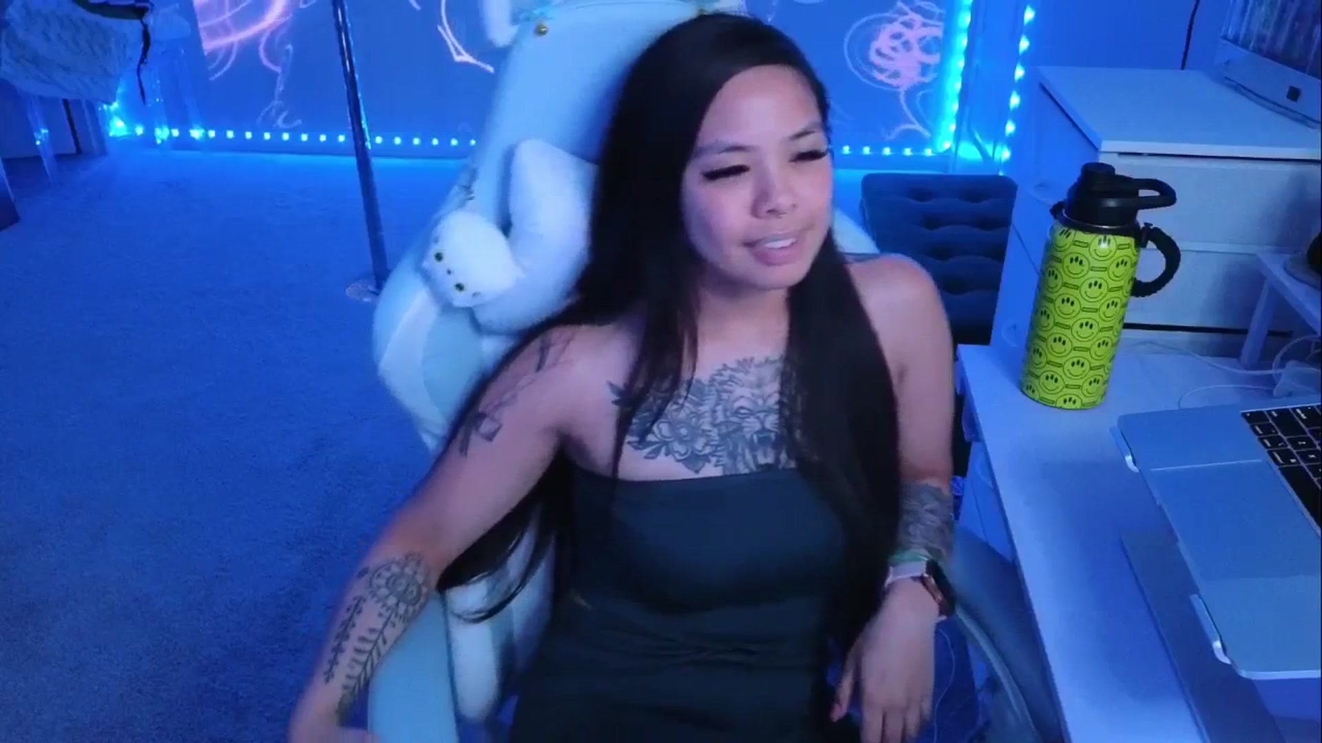 Gallery image thumbnail from dolllface's myfreecams stream on, 04/28/2026, 08:13 image 15 of 20
