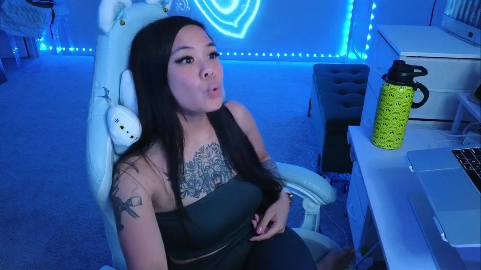 Gallery image thumbnail from dolllface's myfreecams stream on, 04/28/2026, 08:13 image 17 of 20