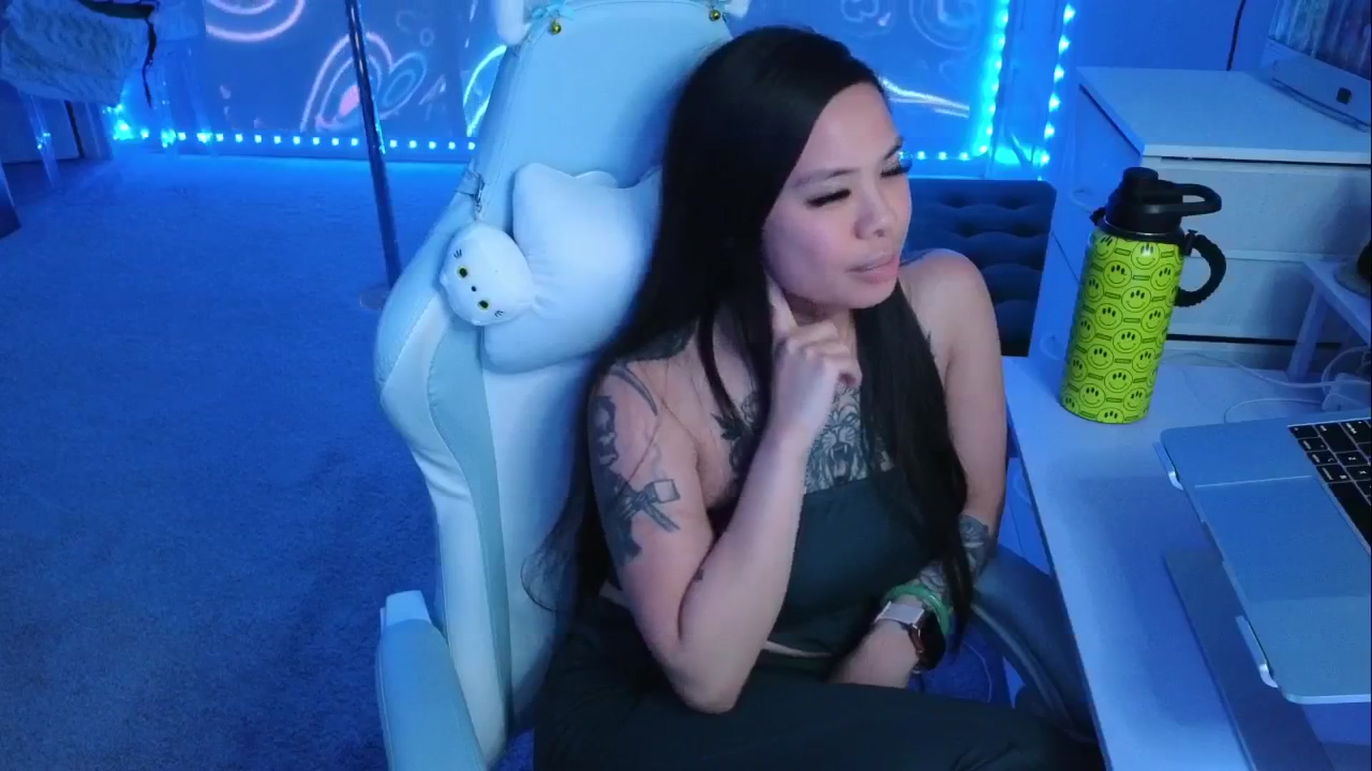 Gallery image thumbnail from dolllface's myfreecams stream on, 04/28/2026, 08:13 image 16 of 20