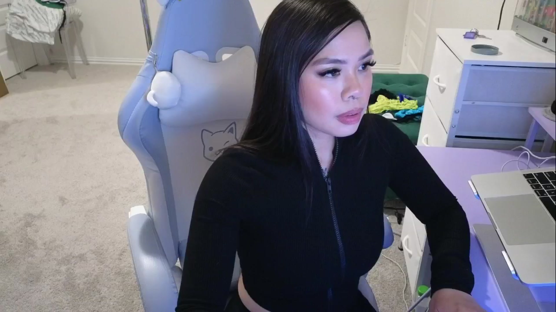 Gallery image thumbnail from dolllface's myfreecams stream on, 04/30/2026, 10:57 image 15 of 20