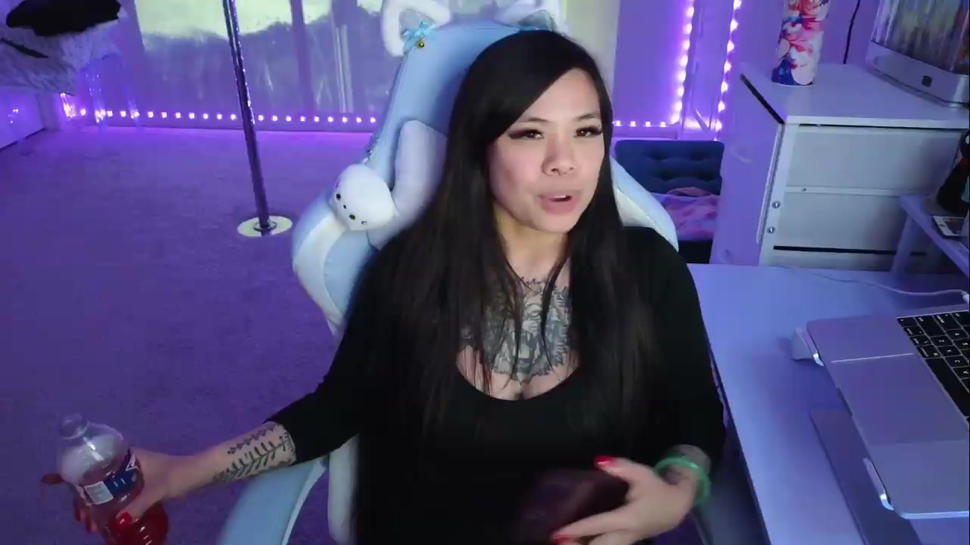 Gallery image thumbnail from dolllface's myfreecams stream on, 05/12/2026, 08:56 image 6 of 20