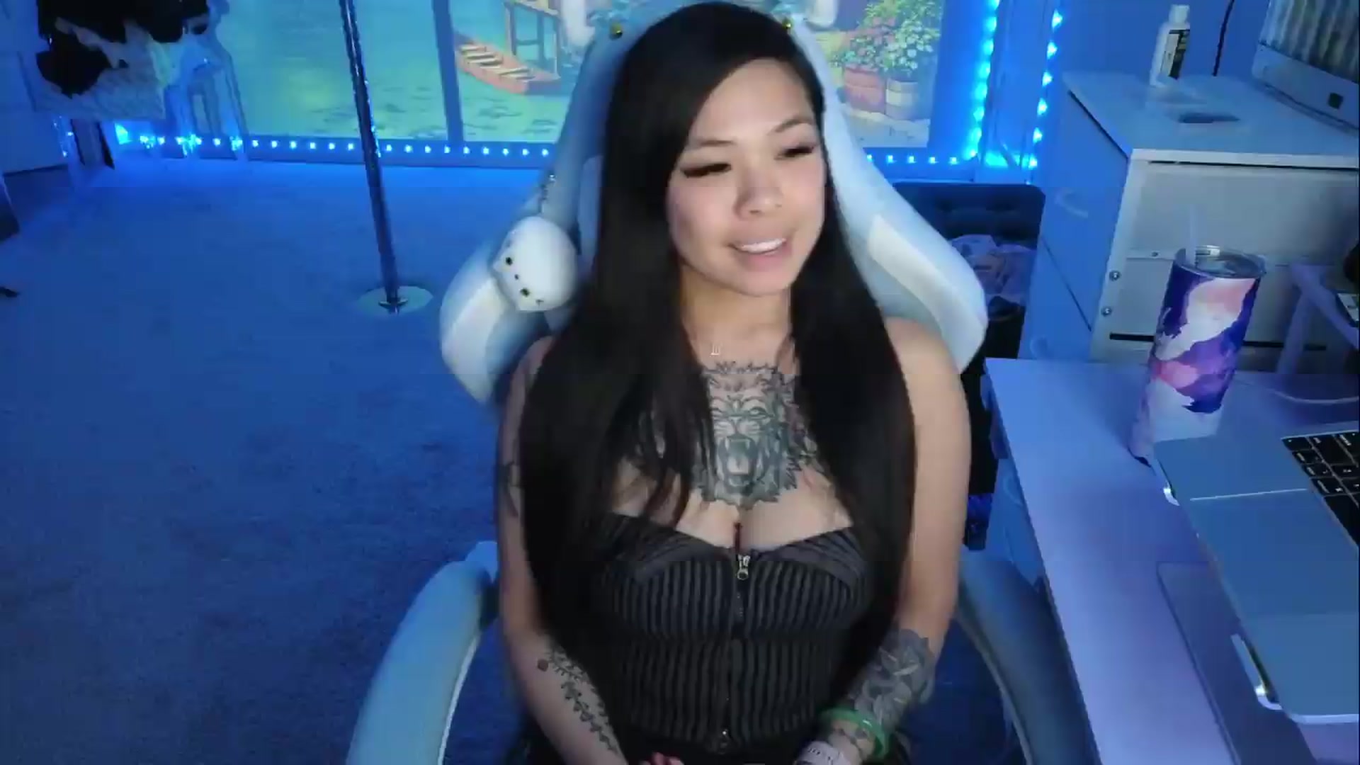 Gallery image thumbnail from dolllface's myfreecams stream on, 05/13/2026, 11:37 image 7 of 20