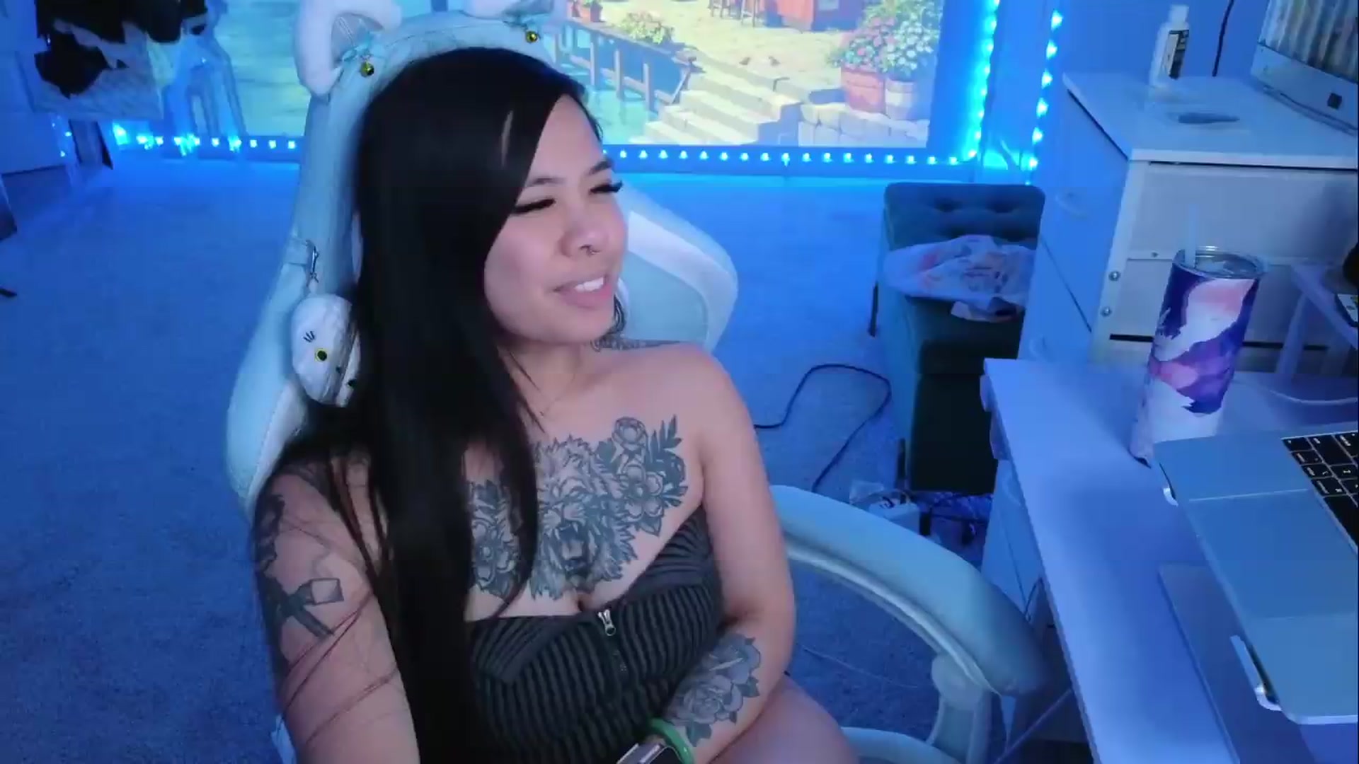 Gallery image thumbnail from dolllface's myfreecams stream on, 05/13/2026, 11:37 image 5 of 20